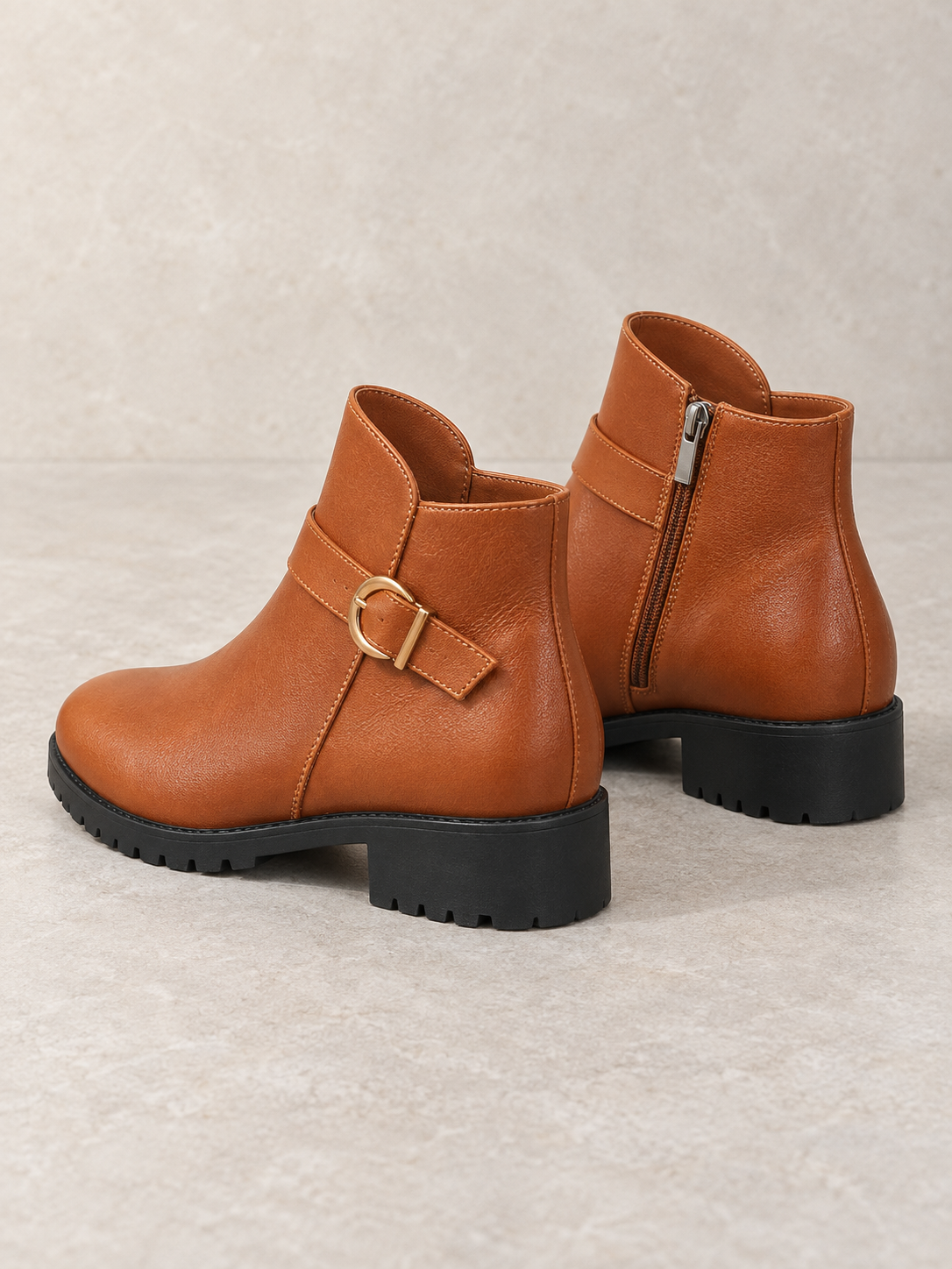 Bottines en cuir à boucle dorée — Pauline
