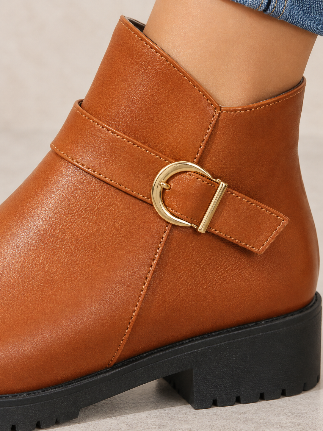Bottines en cuir à boucle dorée — Pauline