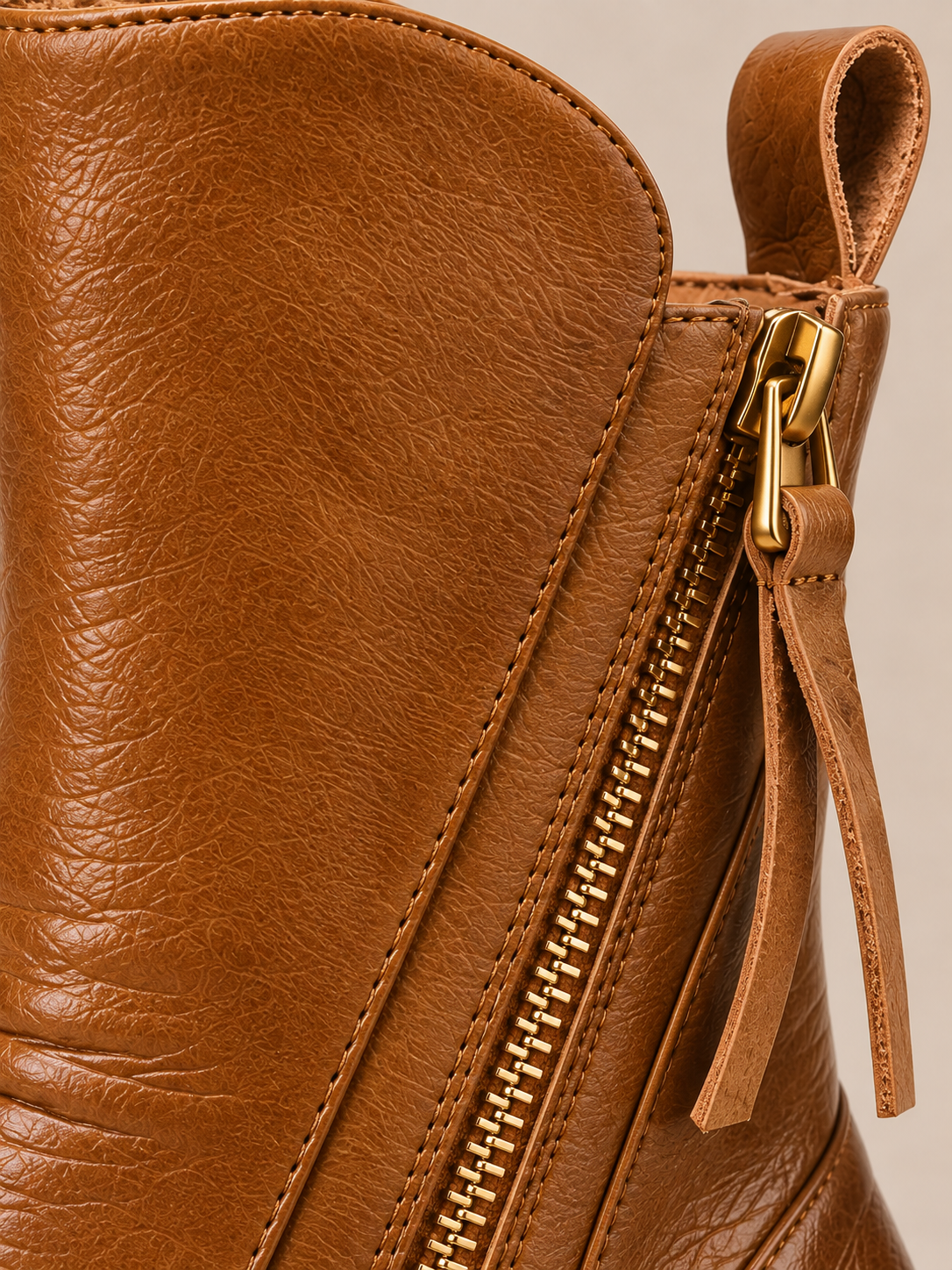 Stivaletti in pelle con zip dorata — Célestine