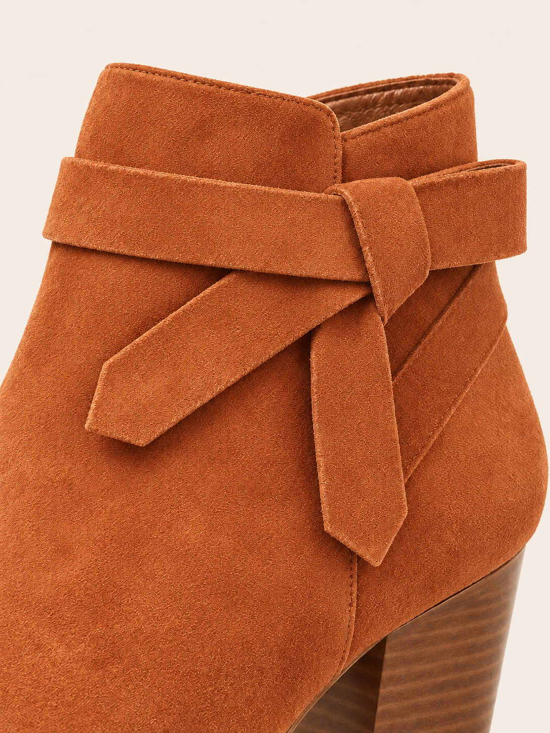 Stivaletti in suede con fiocco laterale — Lucile