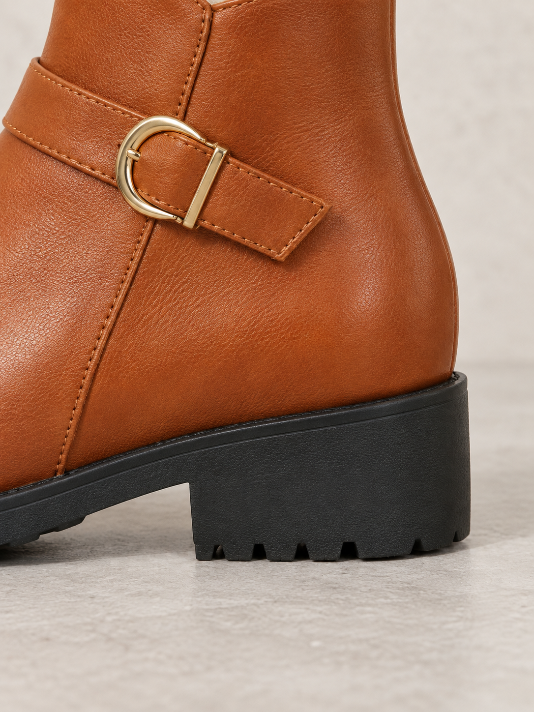 Bottines en cuir à boucle dorée — Pauline