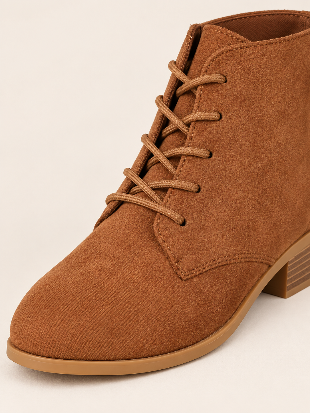 Domitille — Marron — Bottines en suède à lacets, détail des lacets et du suède