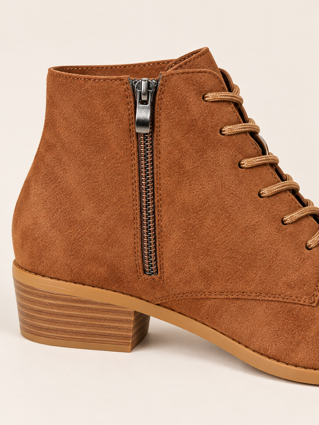 Domitille — Marron — Bottines en suède à lacets, détail de la fermeture zippée