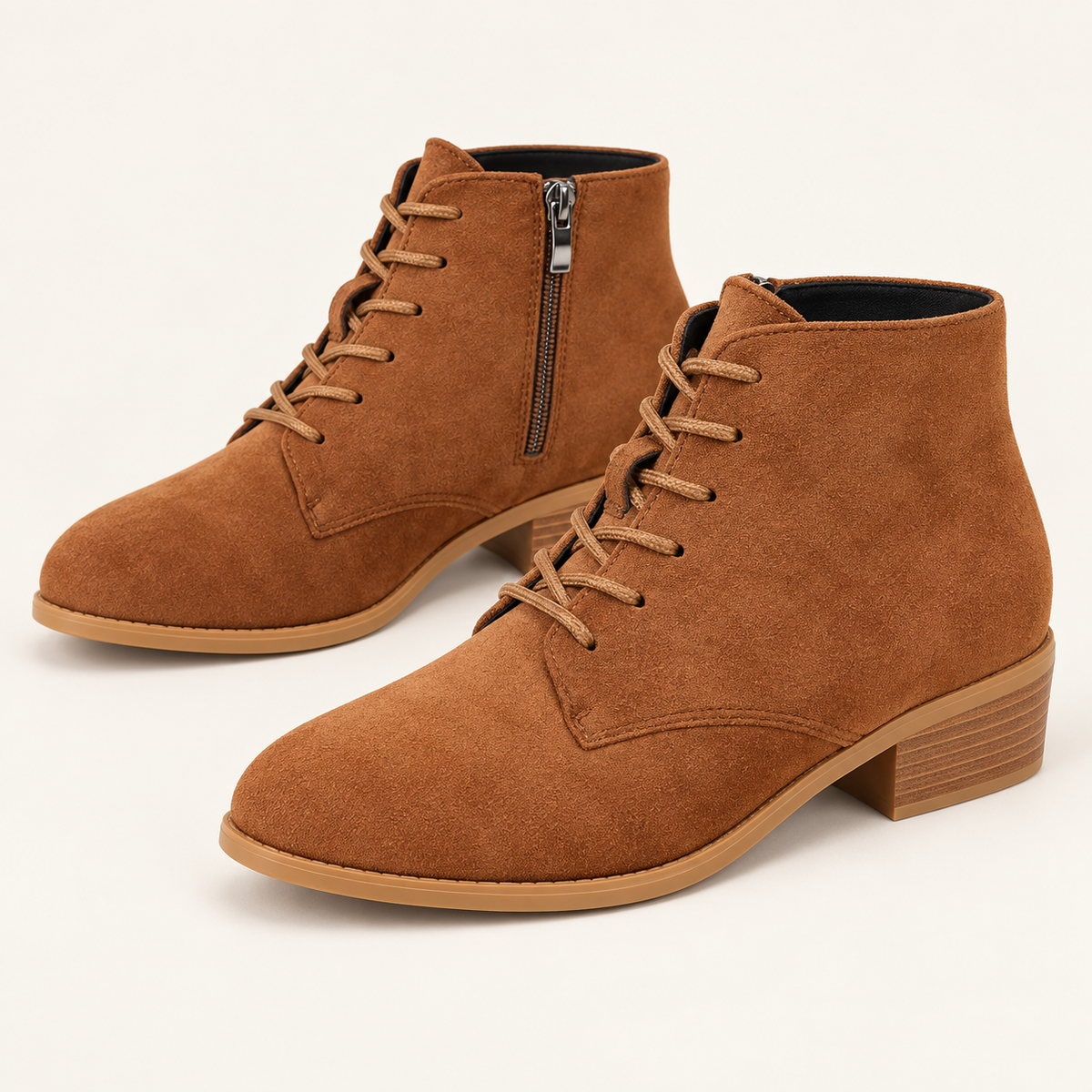 Domitille — Marron — Bottines en suède à lacets, paire sur fond écru