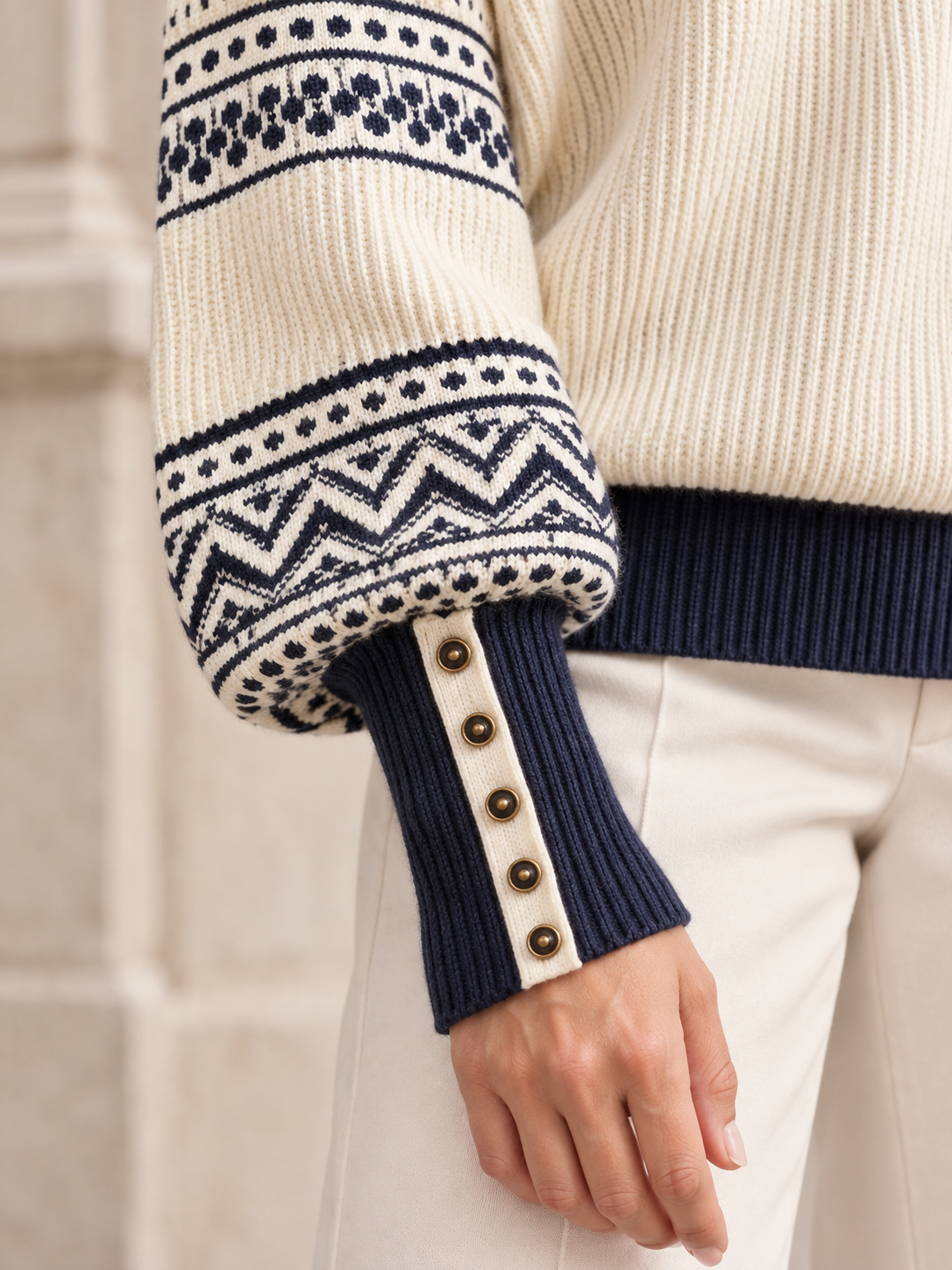 Pull en laine à manches jacquard et poignets boutonnés — Pauline