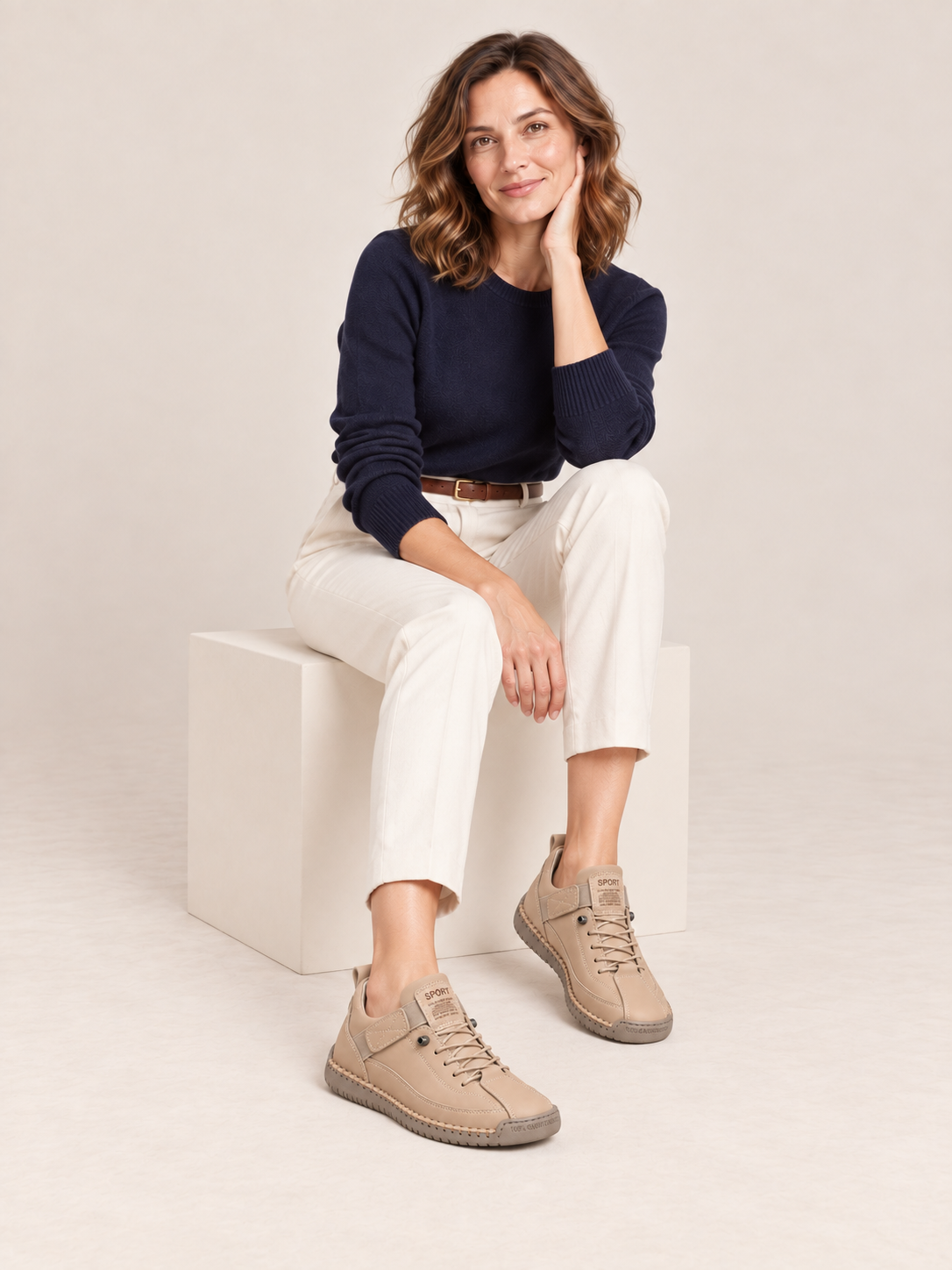 Édith — Beige — Vue portée assise sur fond écru.