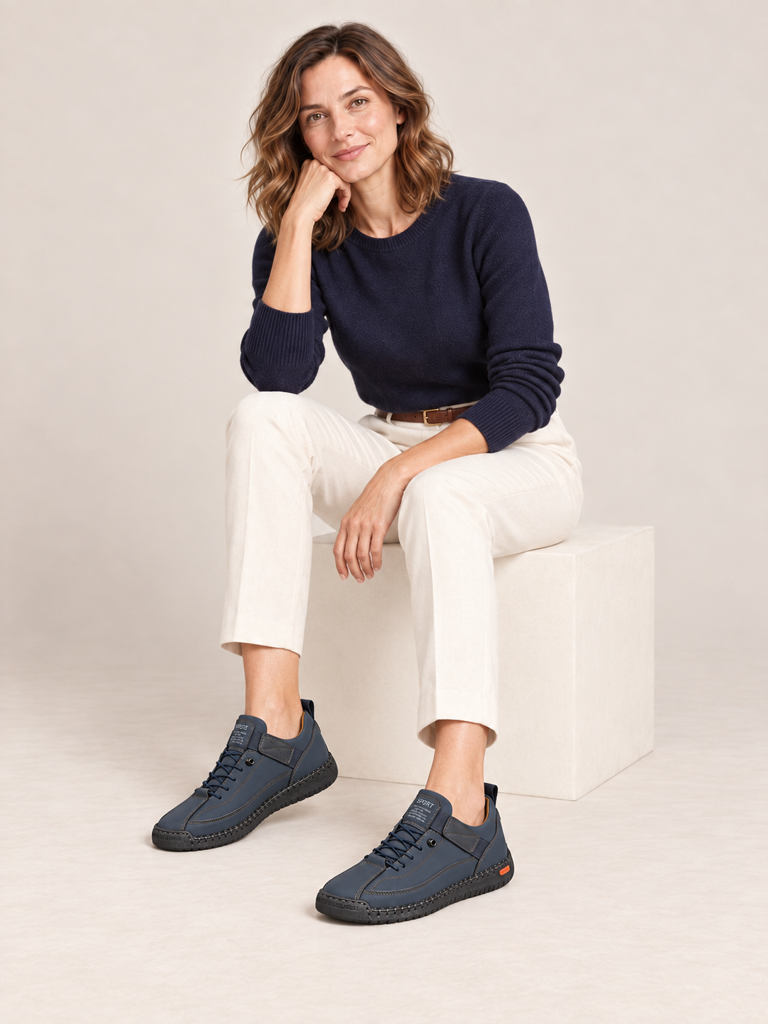 Édith — Bleu marine — Vue portée assise sur fond écru.