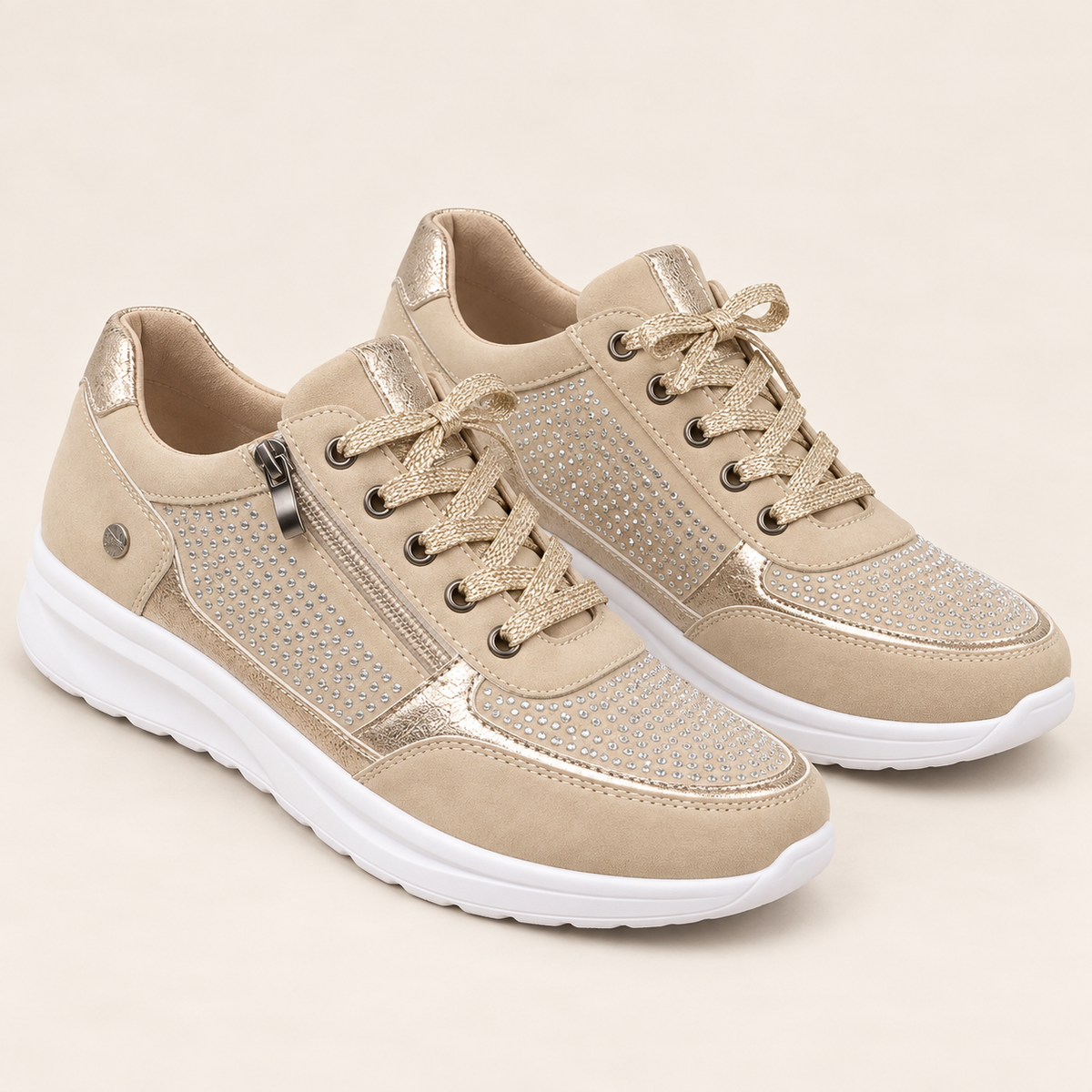 Léopoldine — Beige — paire de trois quarts sur fond écru