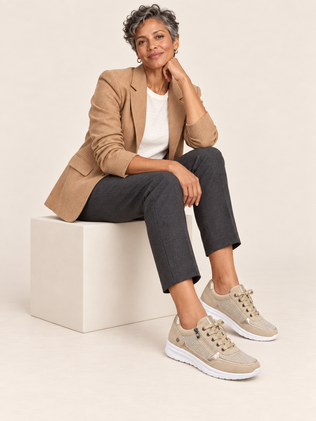 Léopoldine — Beige — silhouette assise en studio