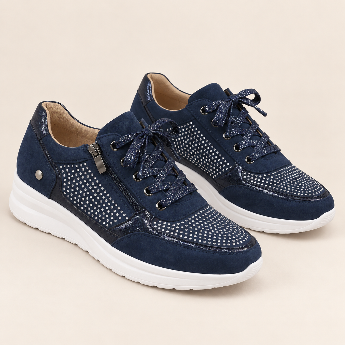 Léopoldine — Bleu marine — paire de trois quarts sur fond écru