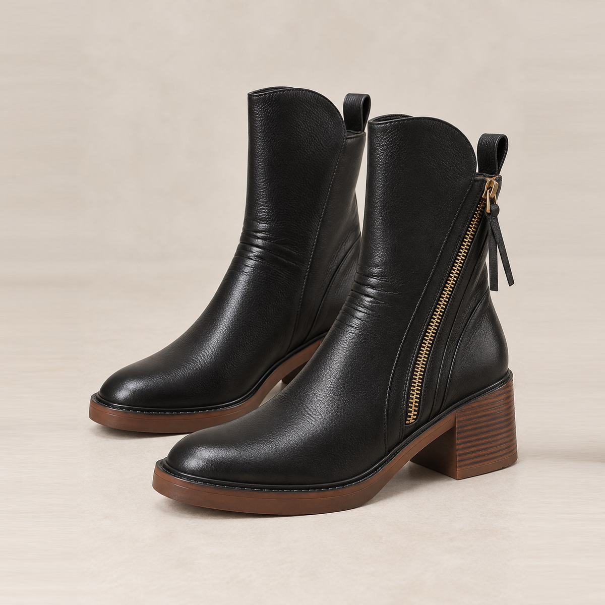 Stivaletti in pelle con zip dorata — Célestine