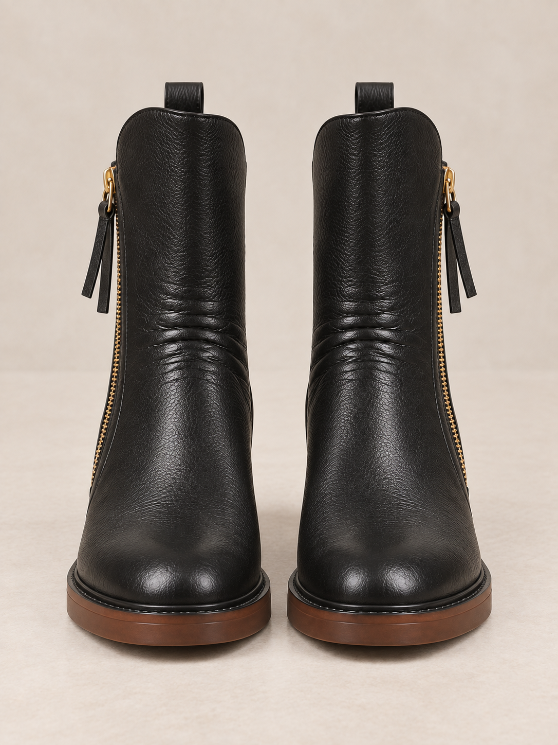 Stivaletti in pelle con zip dorata — Célestine