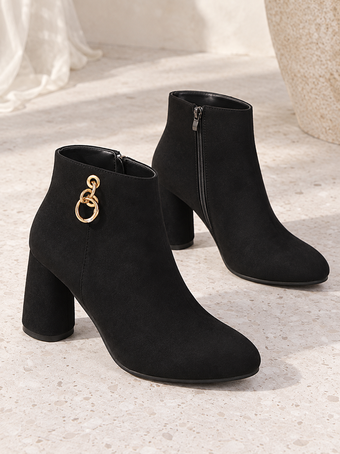 Stivaletti in finto camoscio con anelli dorati — Ariane