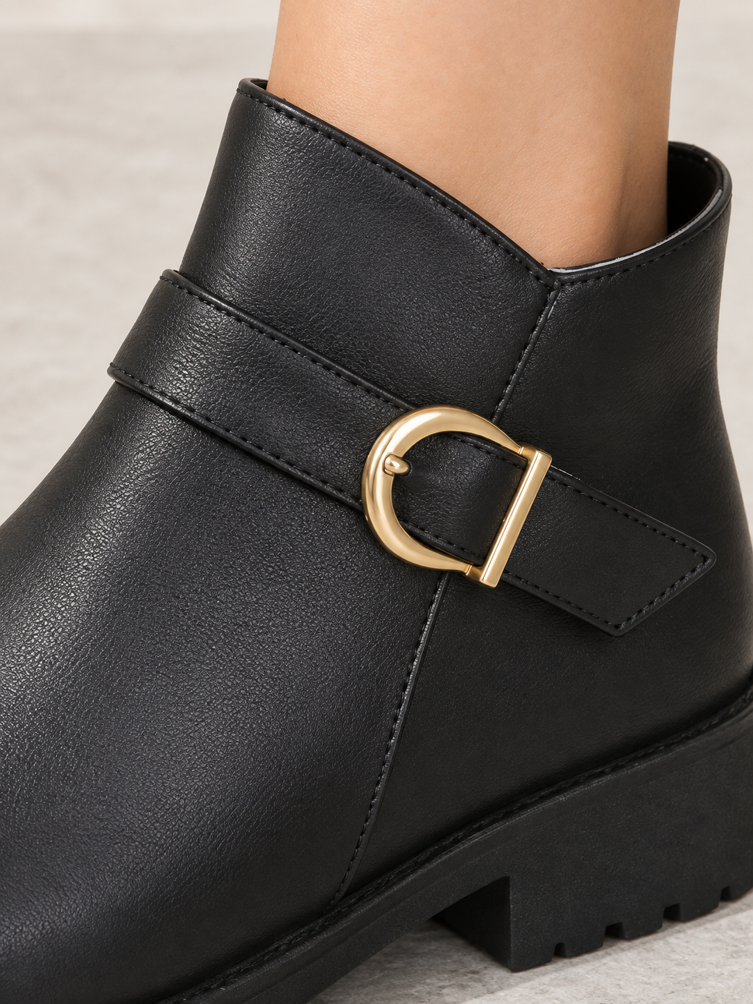 Bottines en cuir à boucle dorée — Pauline