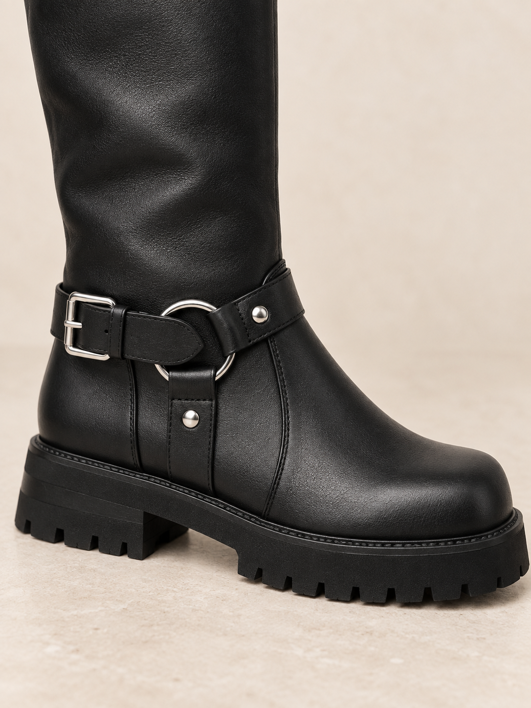 Stivali biker in pelle con cinturini e anello — Roxane