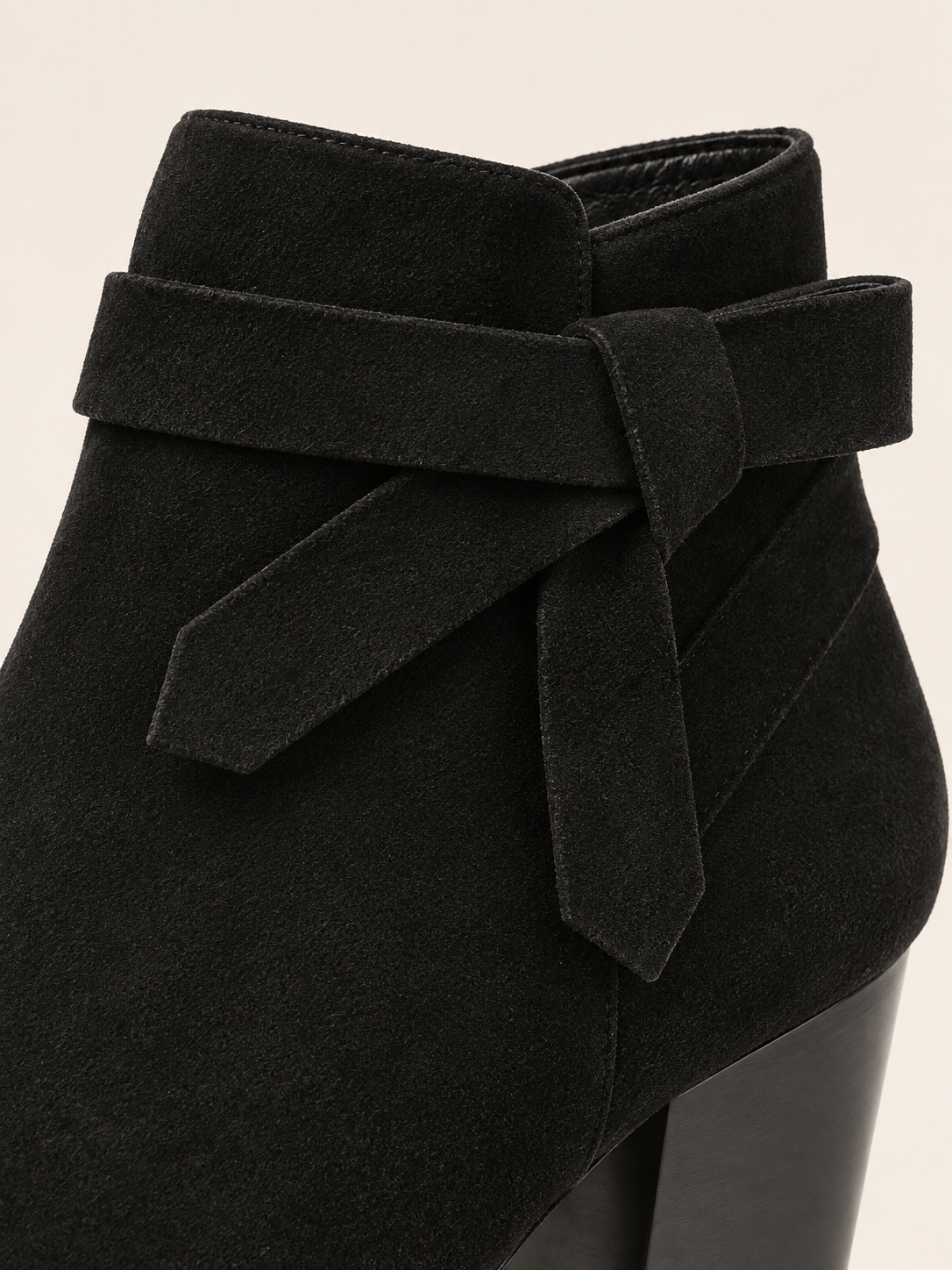 Stivaletti in suede con fiocco laterale — Lucile
