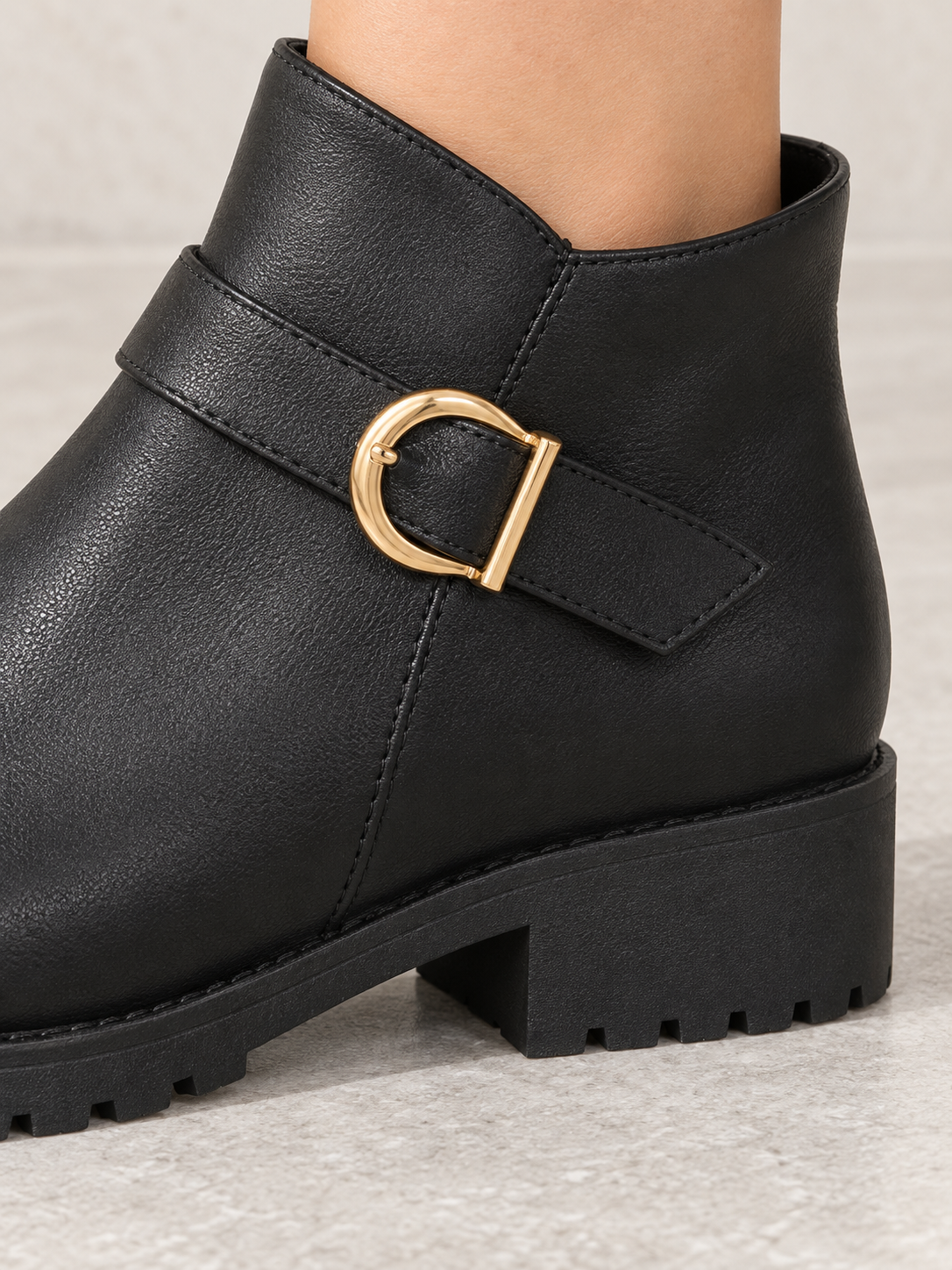 Bottines en cuir à boucle dorée — Pauline
