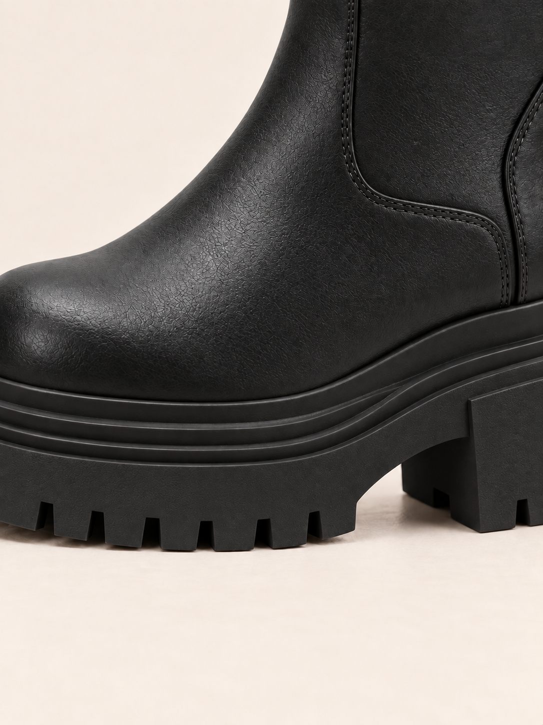 Stivaletti in pelle con fibbia argentata — Estelle