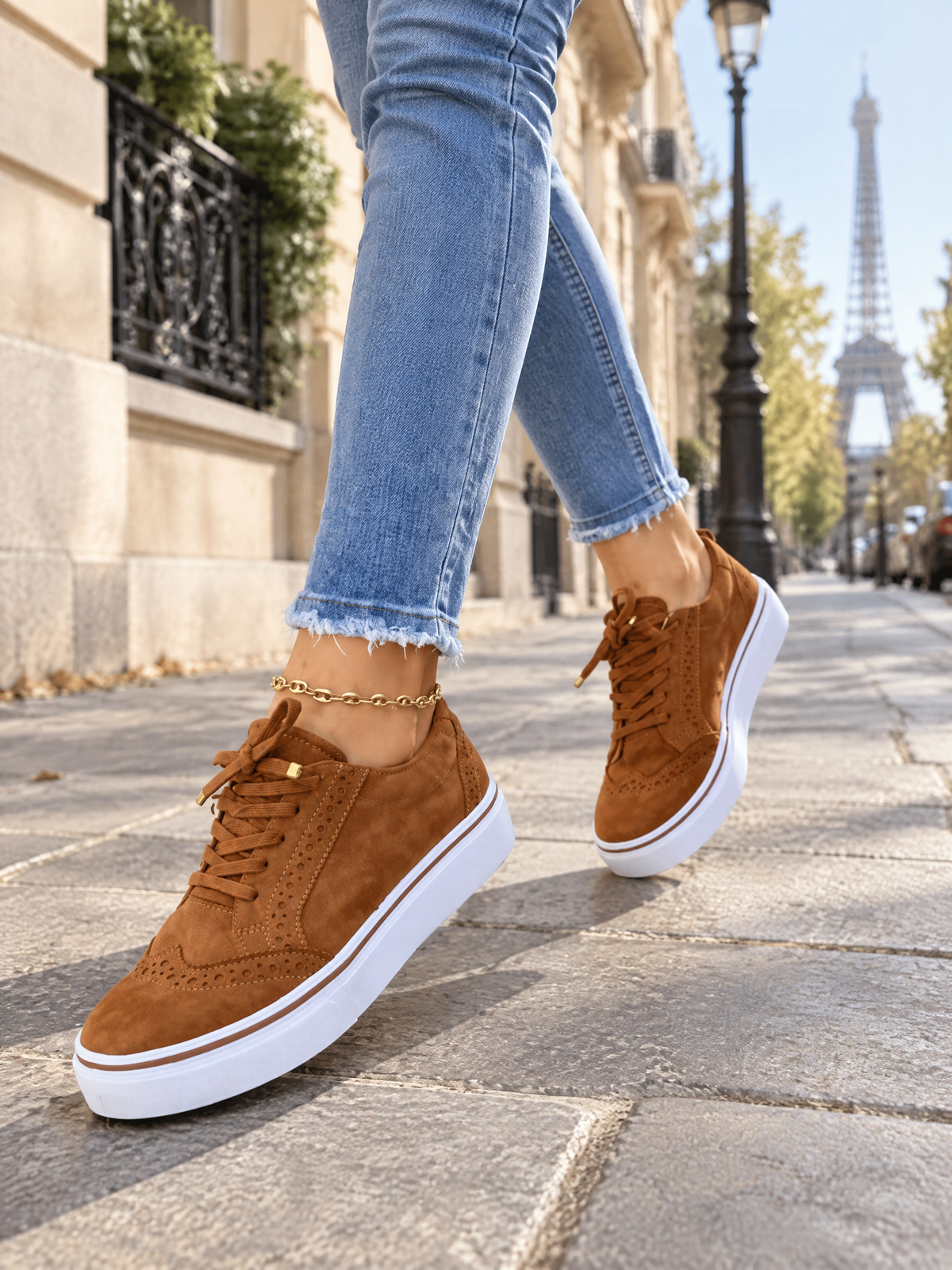Marron Cognac — 09 — Allure en marche à Paris