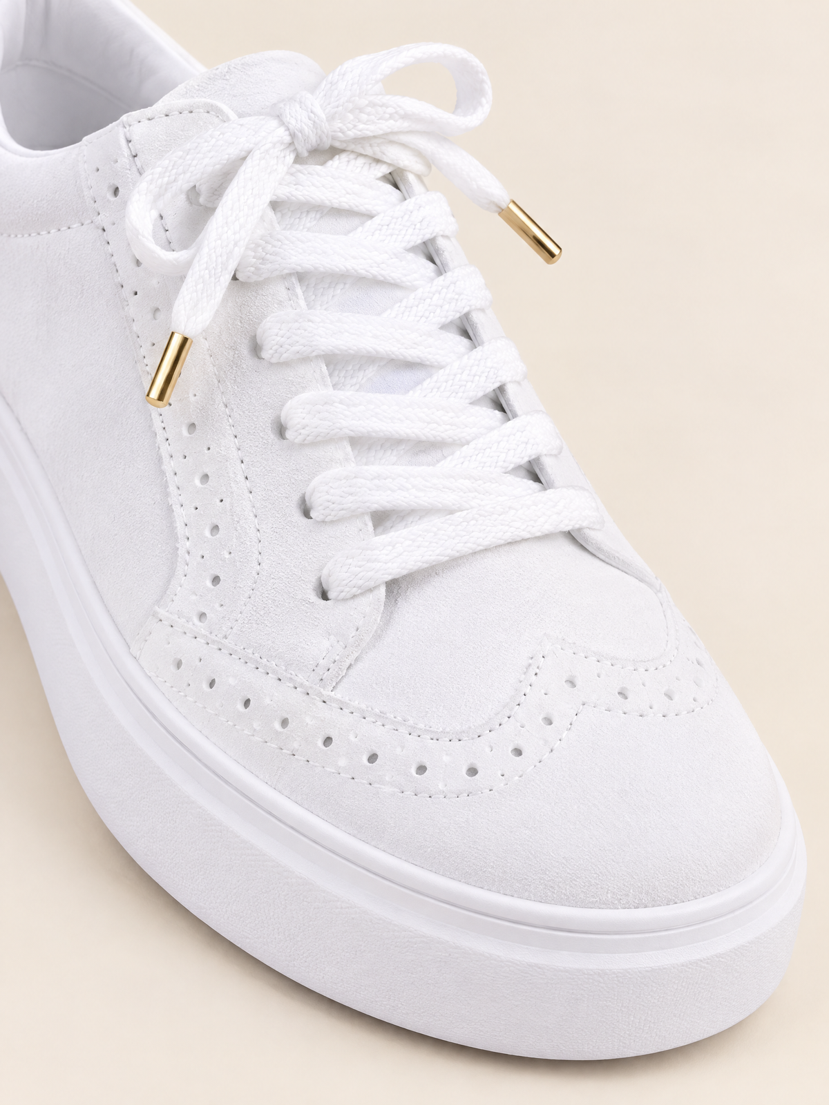 Blanc — 08 — Détail lacets et semelle