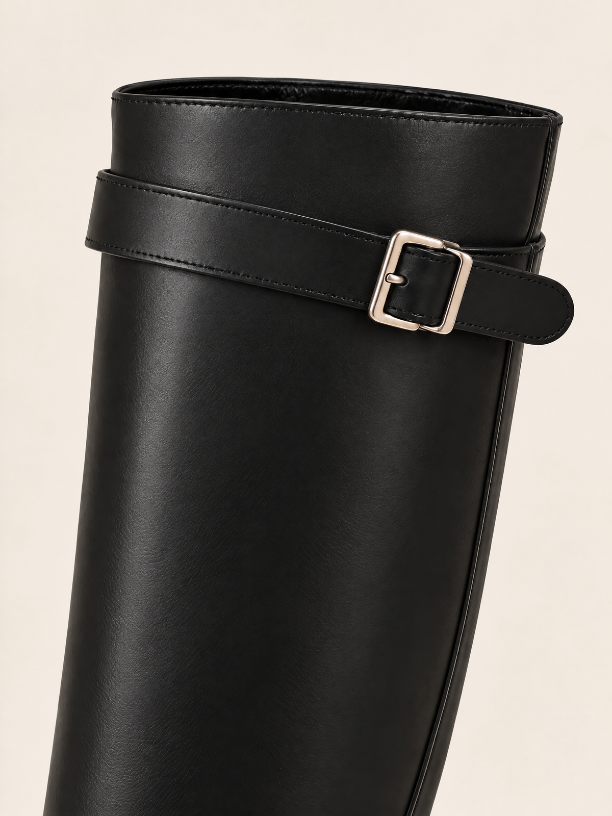 Noir — 07 — Détail bride et boucle