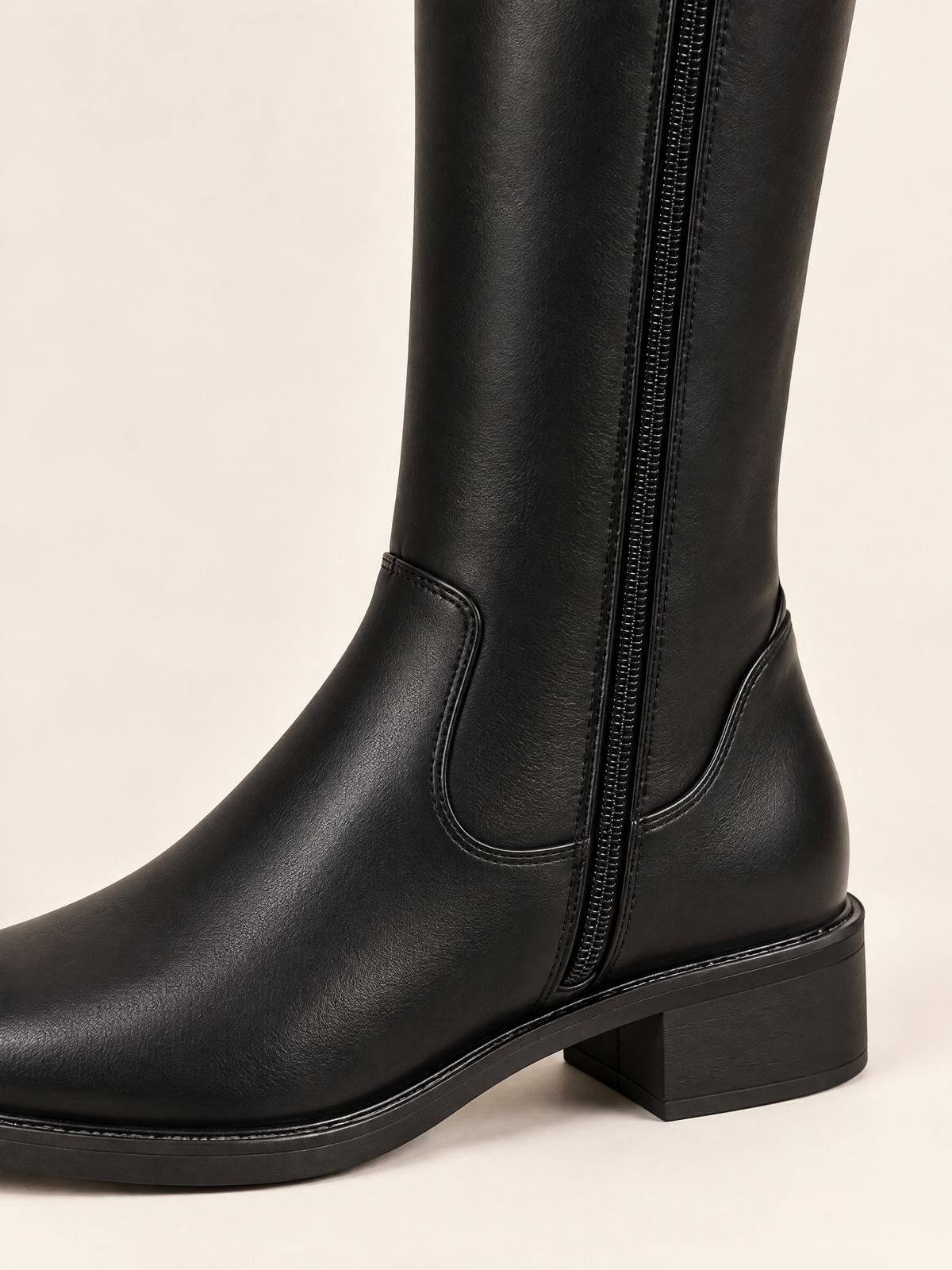 Noir — 08 — Détail zip, empiècement et talon