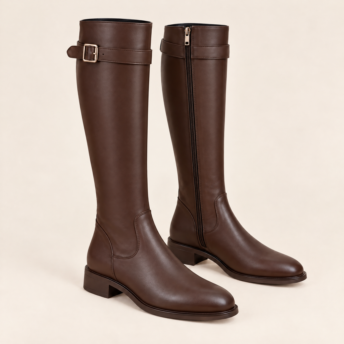 Marron Chocolat — 01 — Paire trois-quarts carrée sur fond écru
