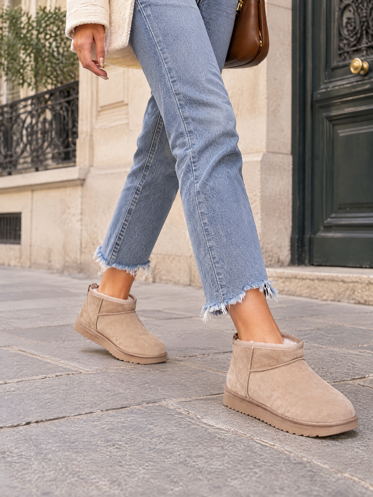 Beige Taupe — 09 — Allure en marche à Paris