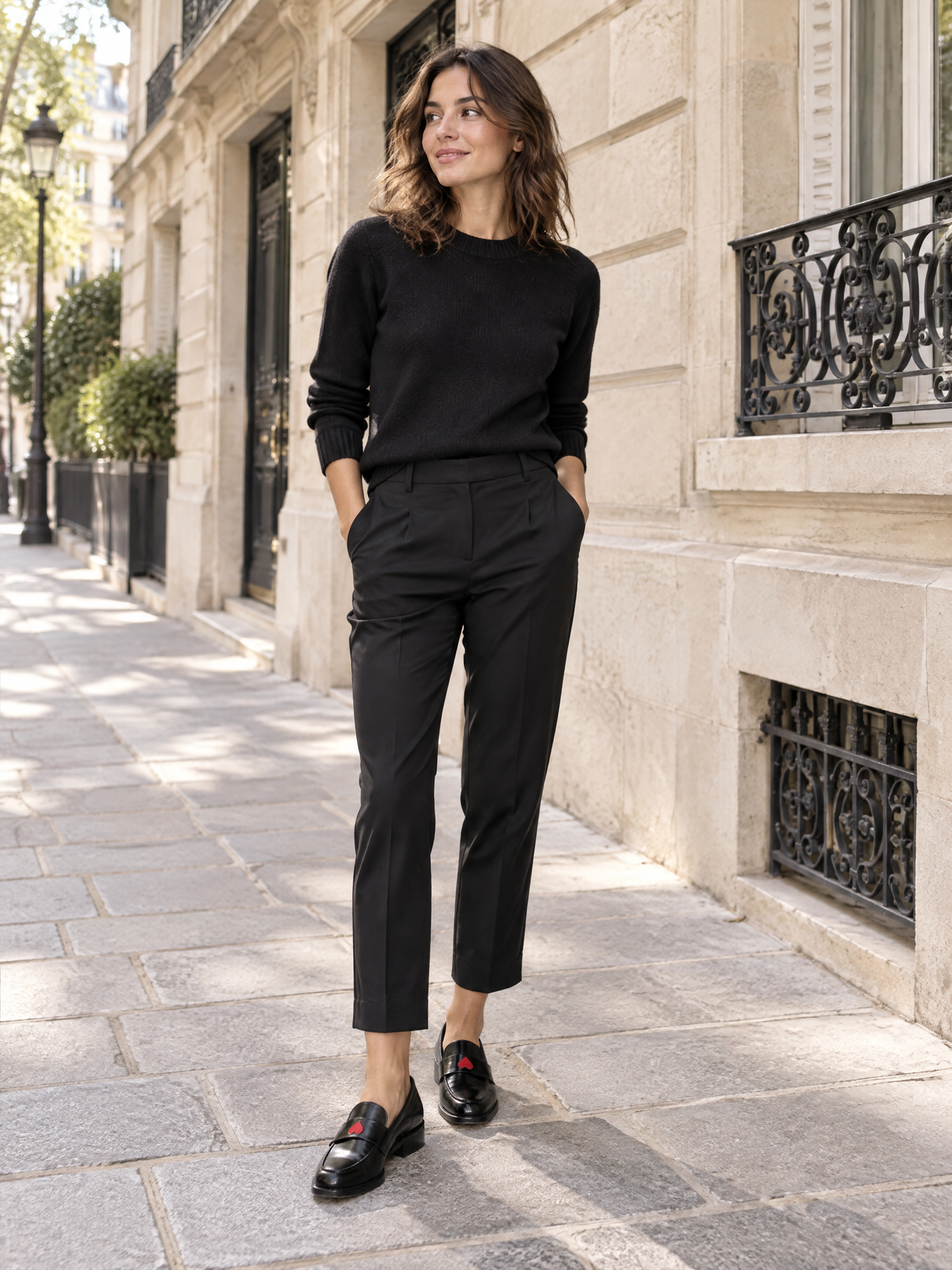 Noir brillant à cœur rouge — 02 — Silhouette portée debout à Paris