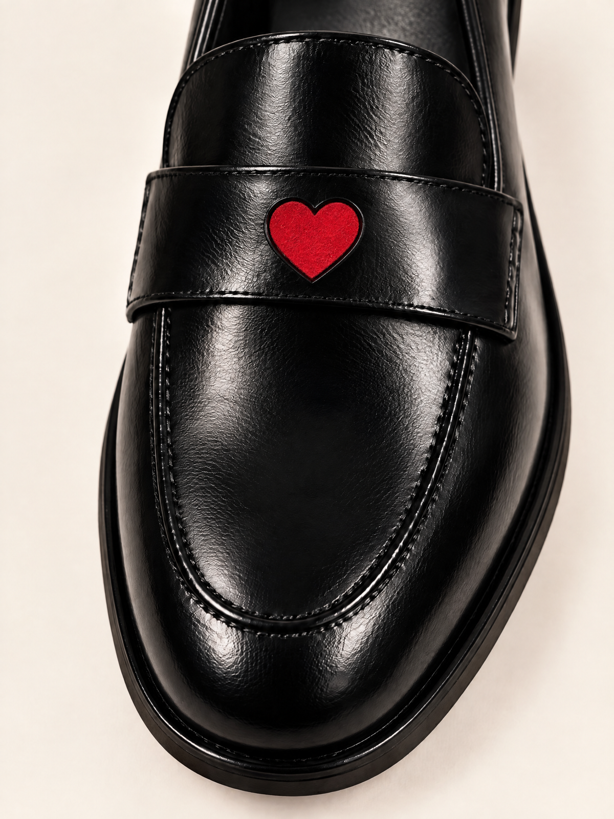 Noir brillant à cœur rouge — 07 — Détail bride et cœur rouge