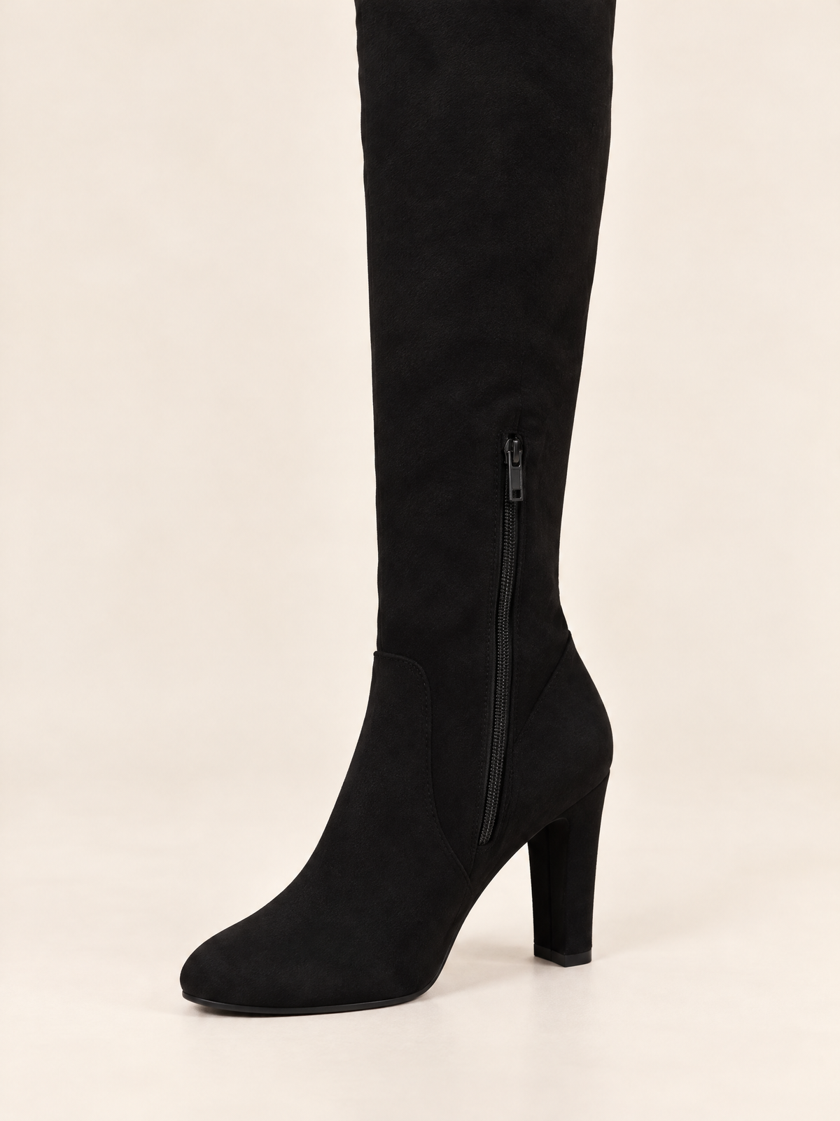 Noir — Noir 08 — Détail zip latéral et talon