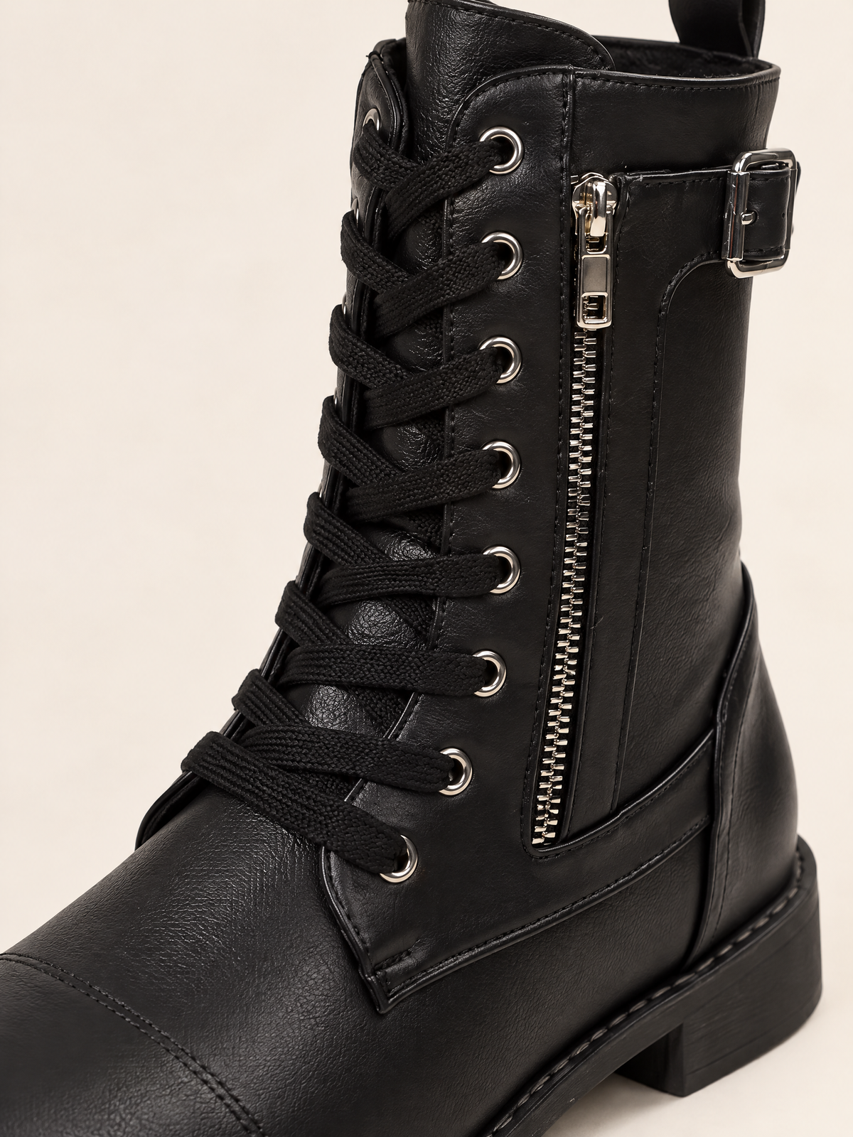 Noir — 07 — Détail lacets, œillets et matière