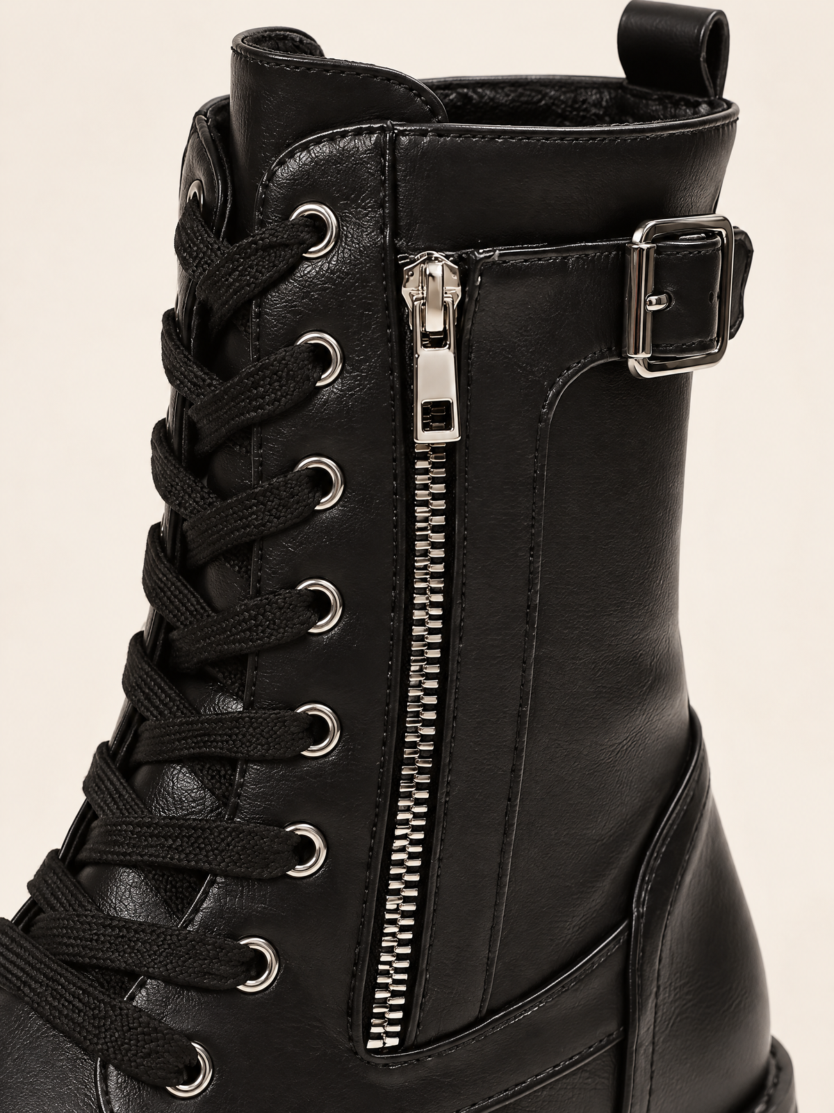Noir — 08 — Détail zip et boucle