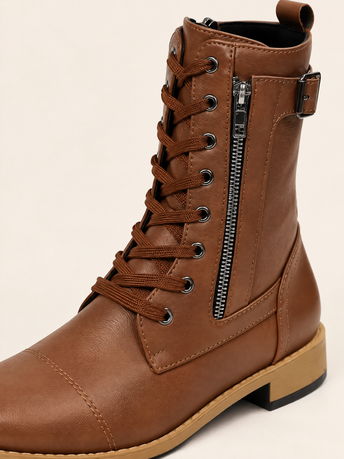 Marron — 07 — Détail lacets, œillets et matière