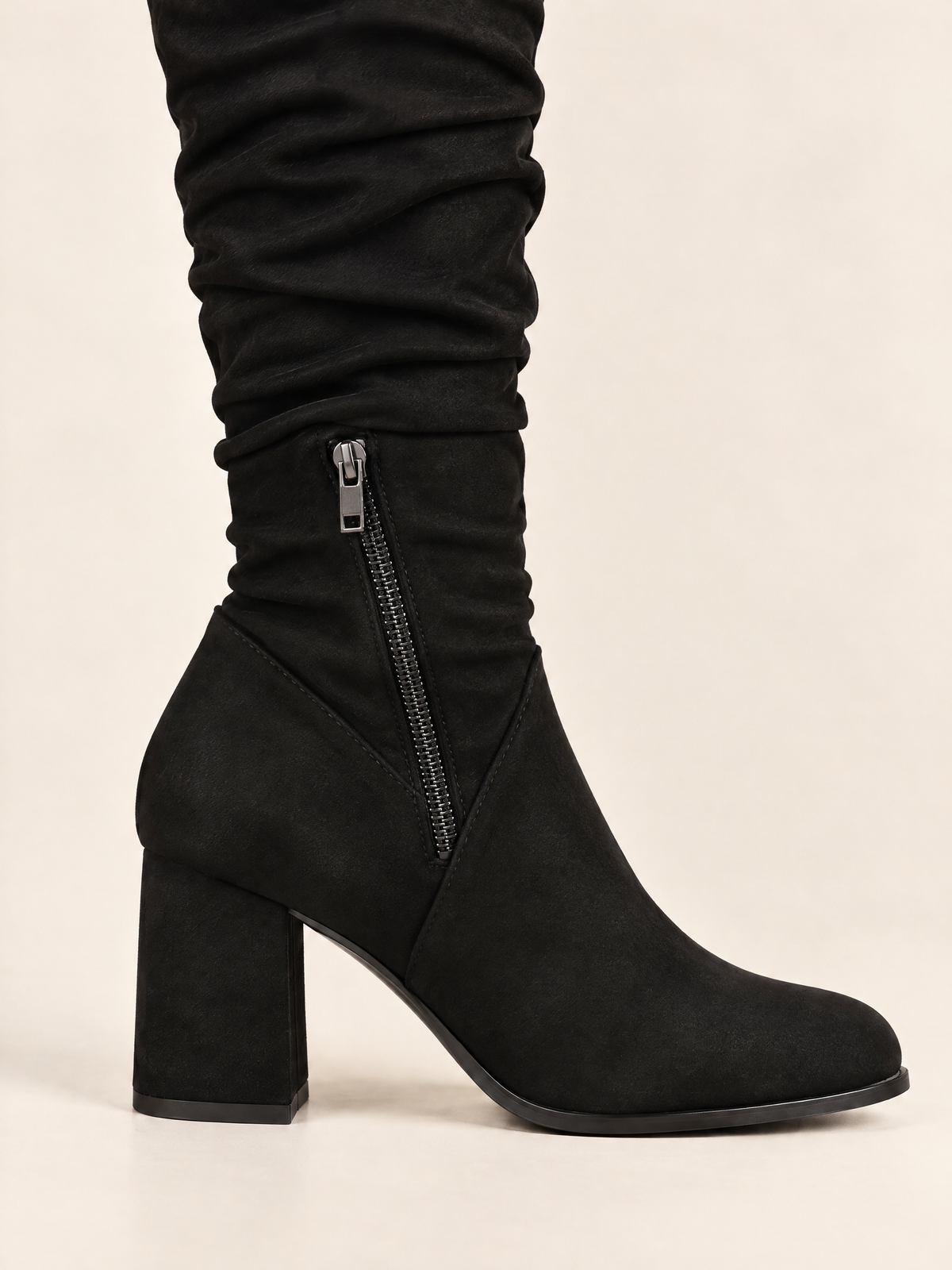 Noir — 08 — Détail zip, talon et bout