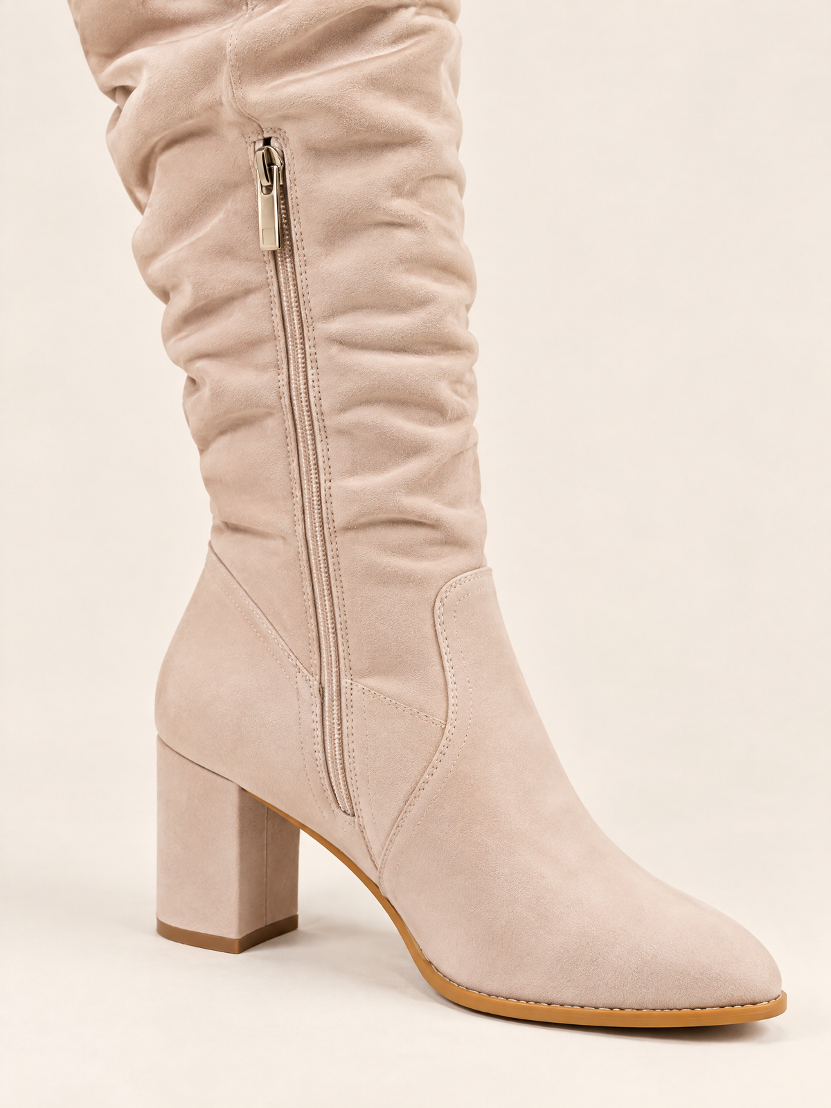 Beige Rosé — 08 — Détail zip, talon et bout