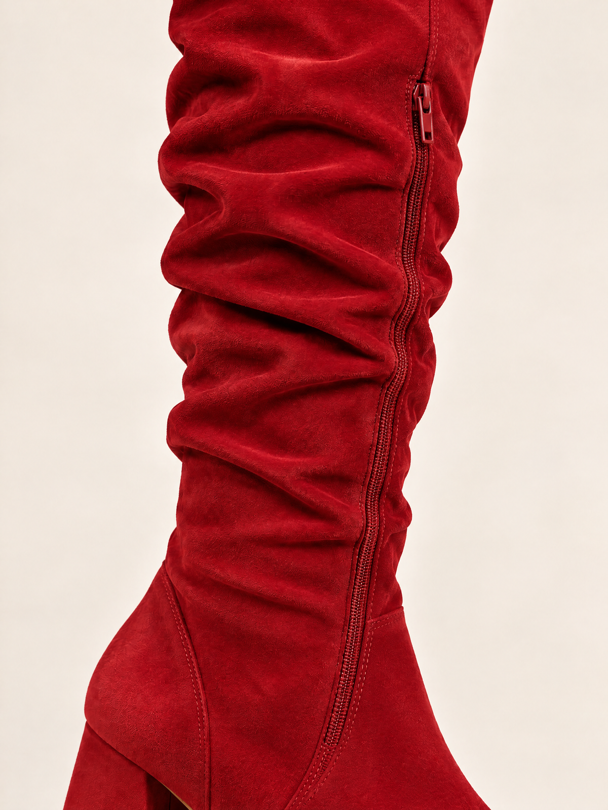 Rouge Profond — 07 — Détail matière et plis
