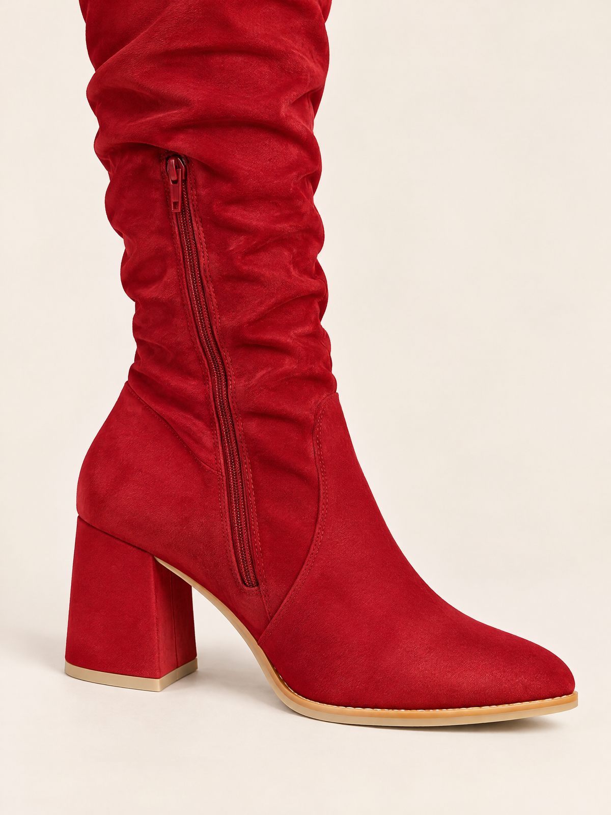 Rouge Profond — 08 — Détail zip, talon et bout