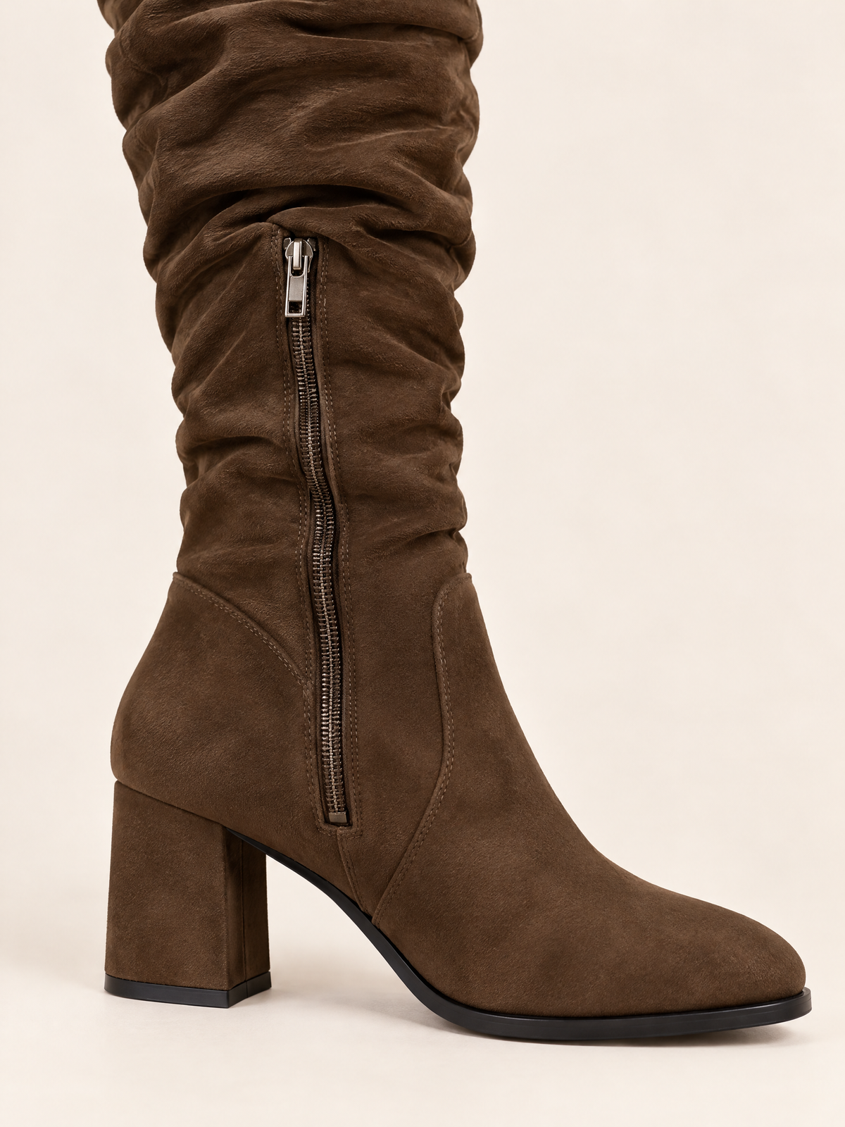 Chocolat — 08 — Détail zip, talon et bout