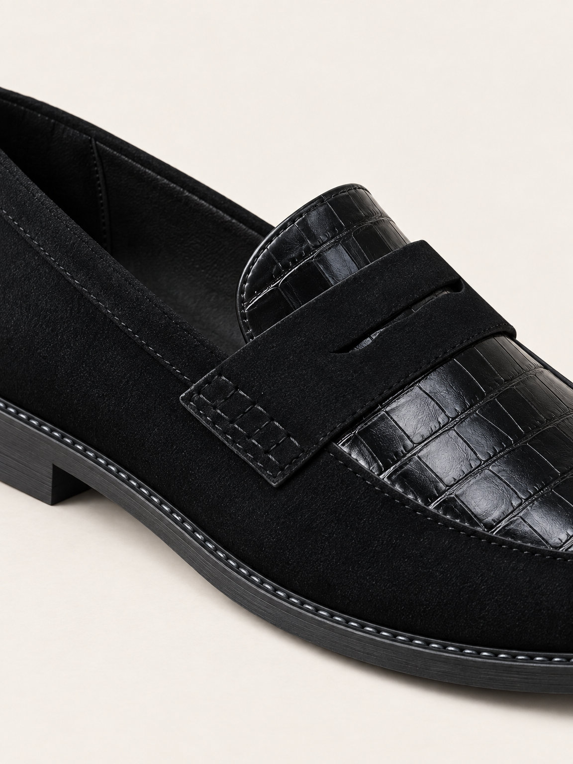 Noir — 08 — Détail semelle, couture et petit talon