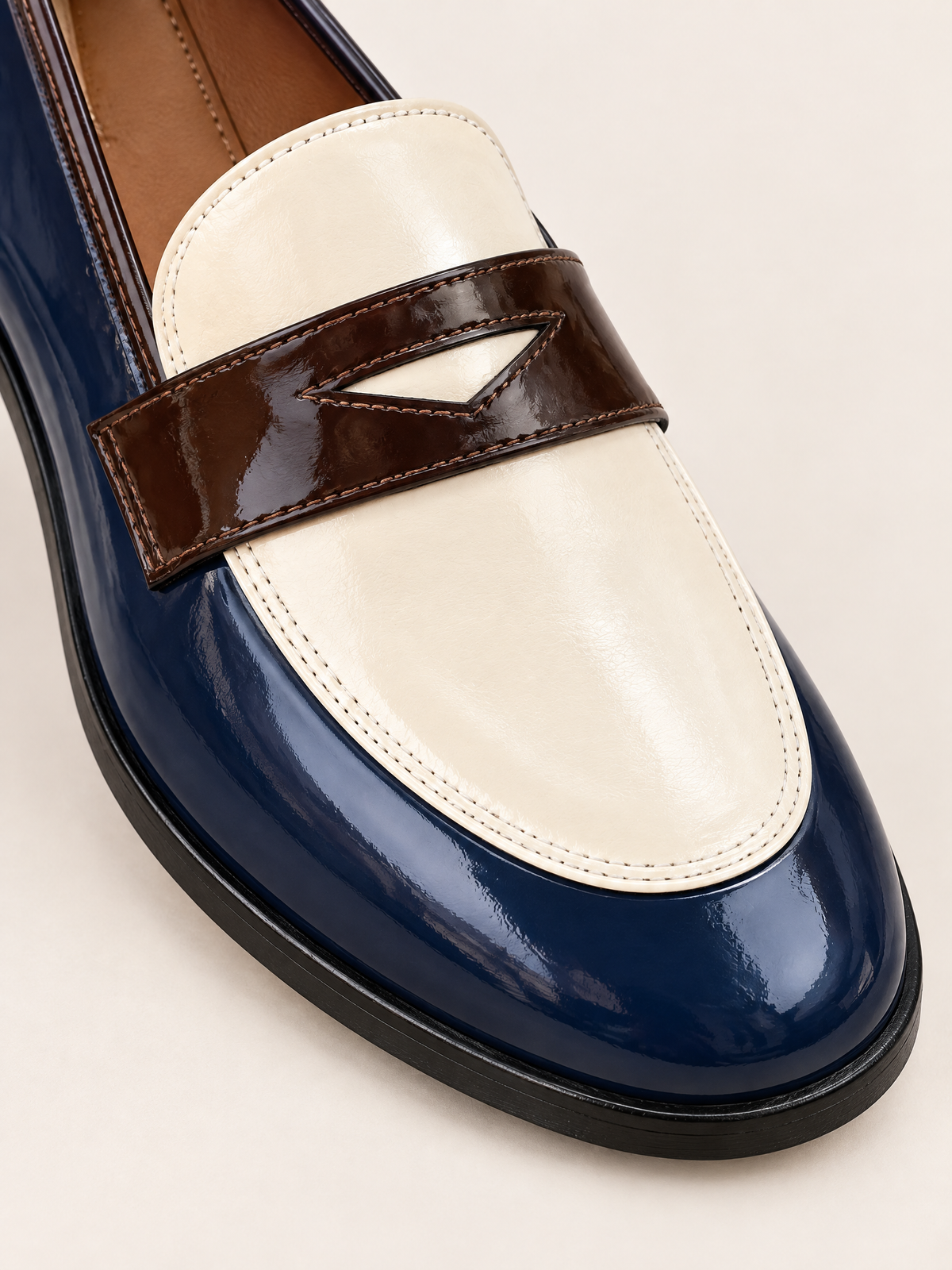 Bleu Marine et Ivoire — 07 — Détail plateau, coutures et matière