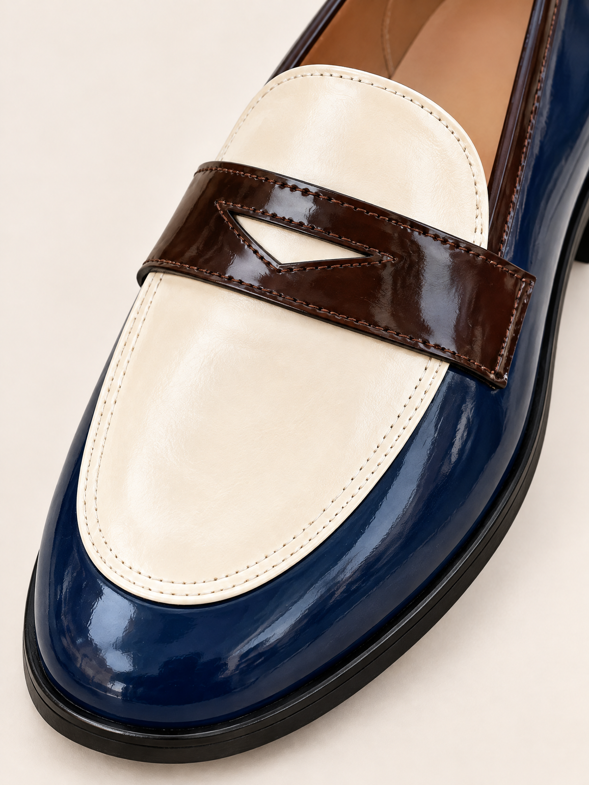 Bleu Marine et Ivoire — 08 — Détail bride penny et découpe triangulaire