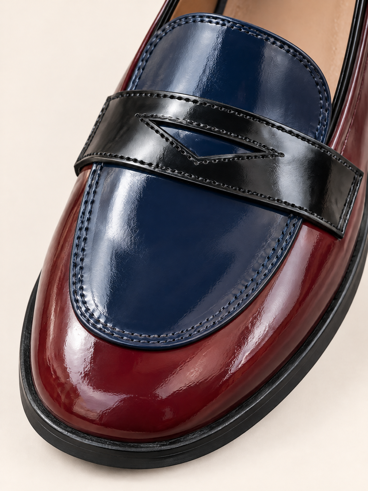 Rouge et Bleu Marine — 07 — Détail plateau, coutures et matière