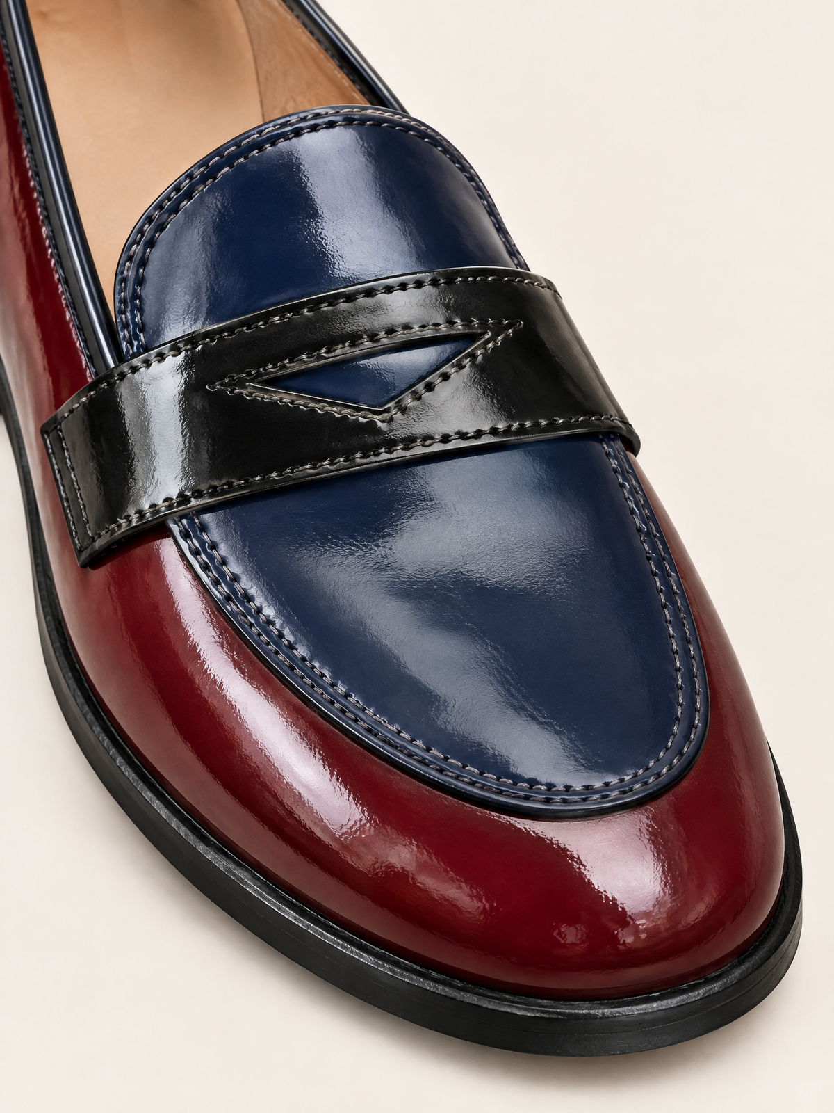 Rouge et Bleu Marine — 08 — Détail bride penny et découpe triangulaire