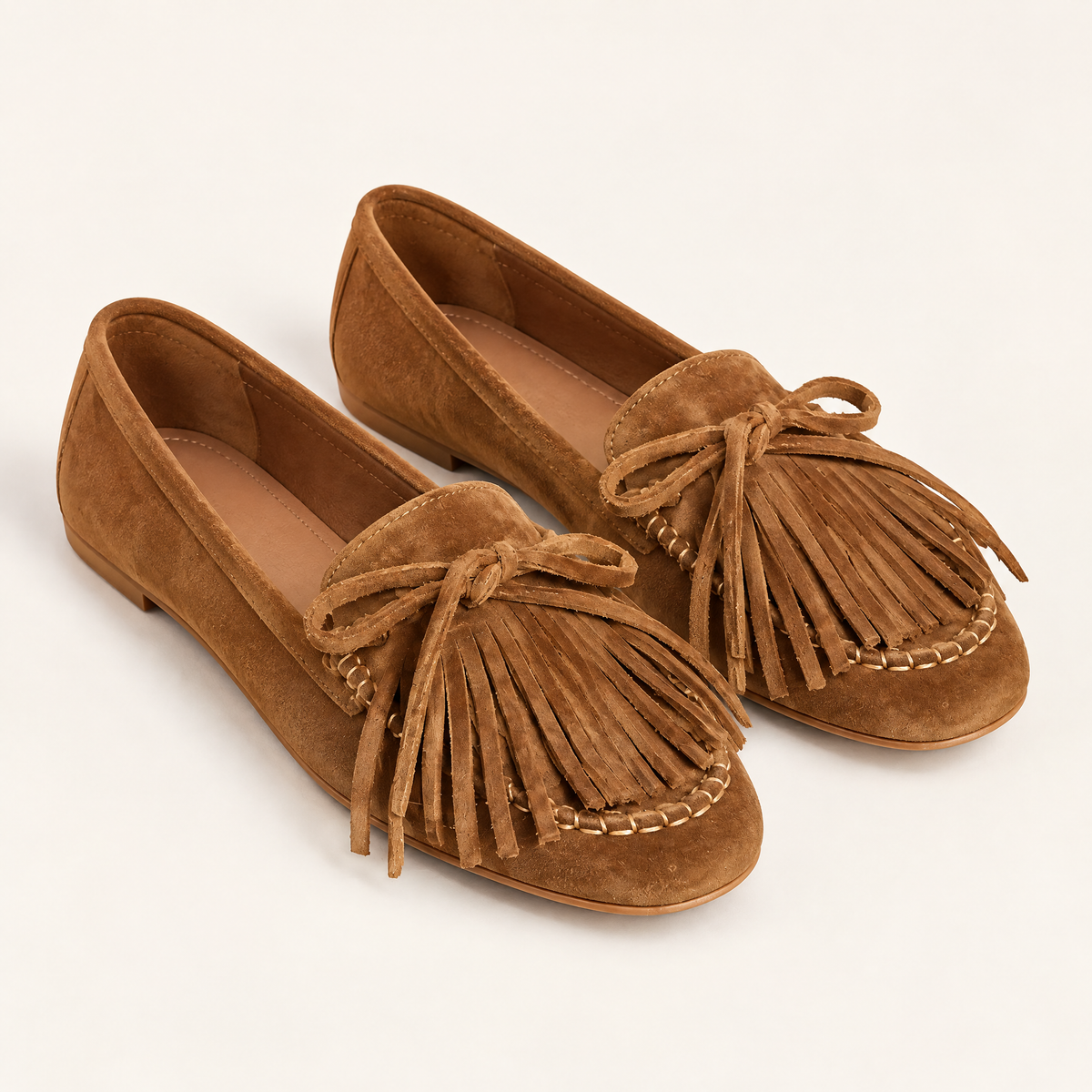 Cognac — 01 — Couverture — paire de mocassins sur fond écru