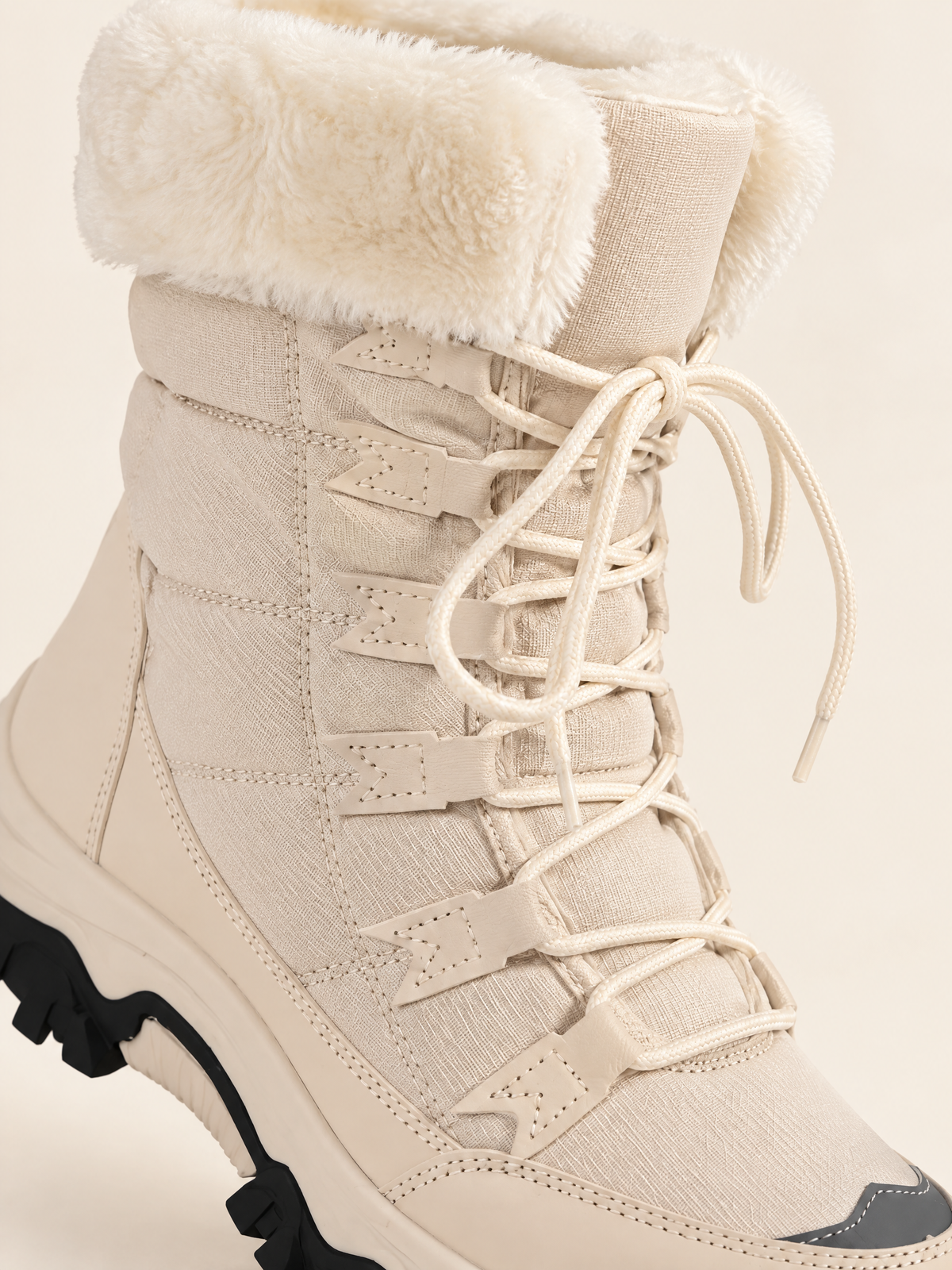 Beige Neige — 07 — Détail lacets, languette et étiquette SPORT