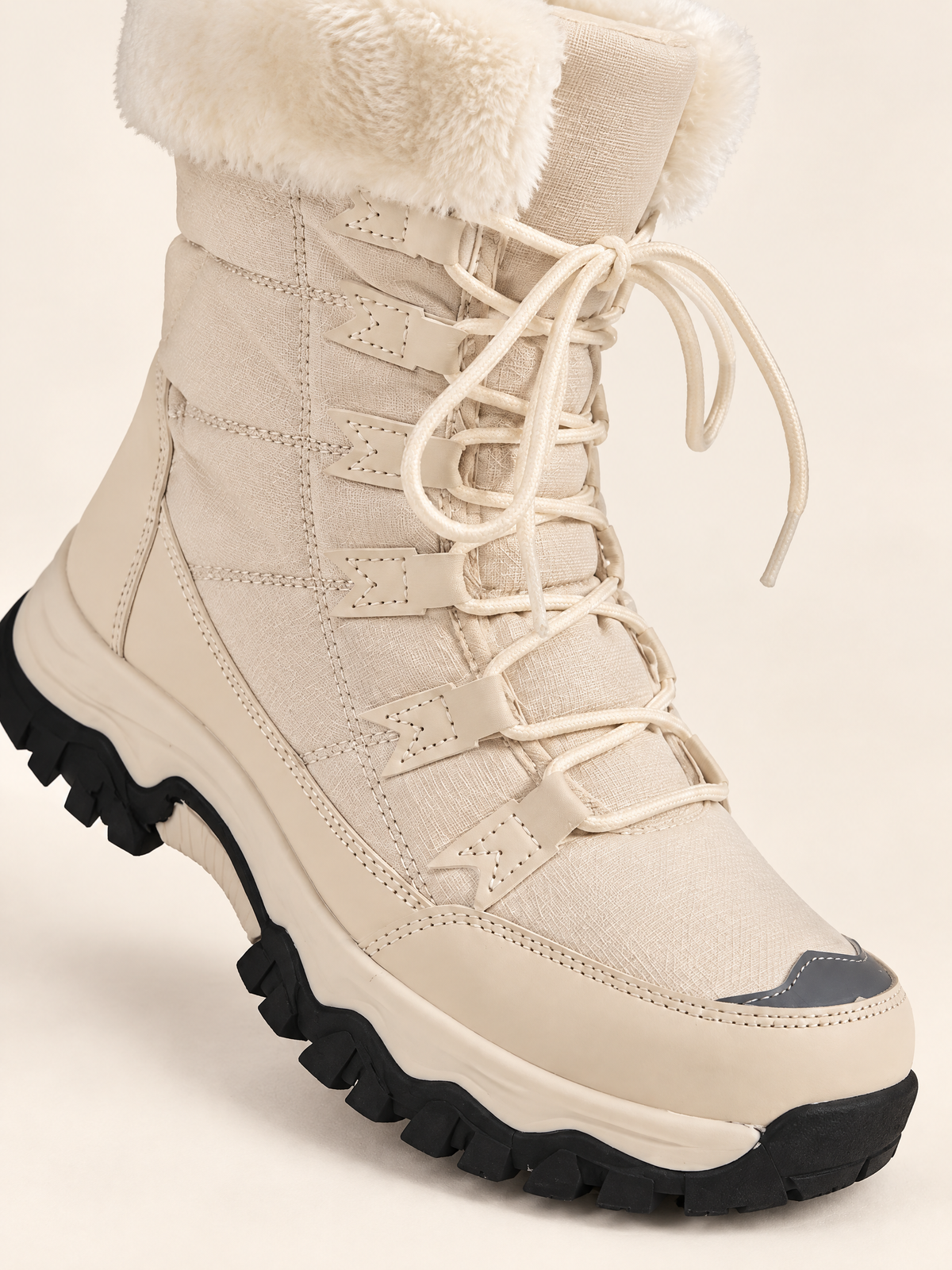 Beige Neige — 08 — Détail semelle crantée et renfort de bout