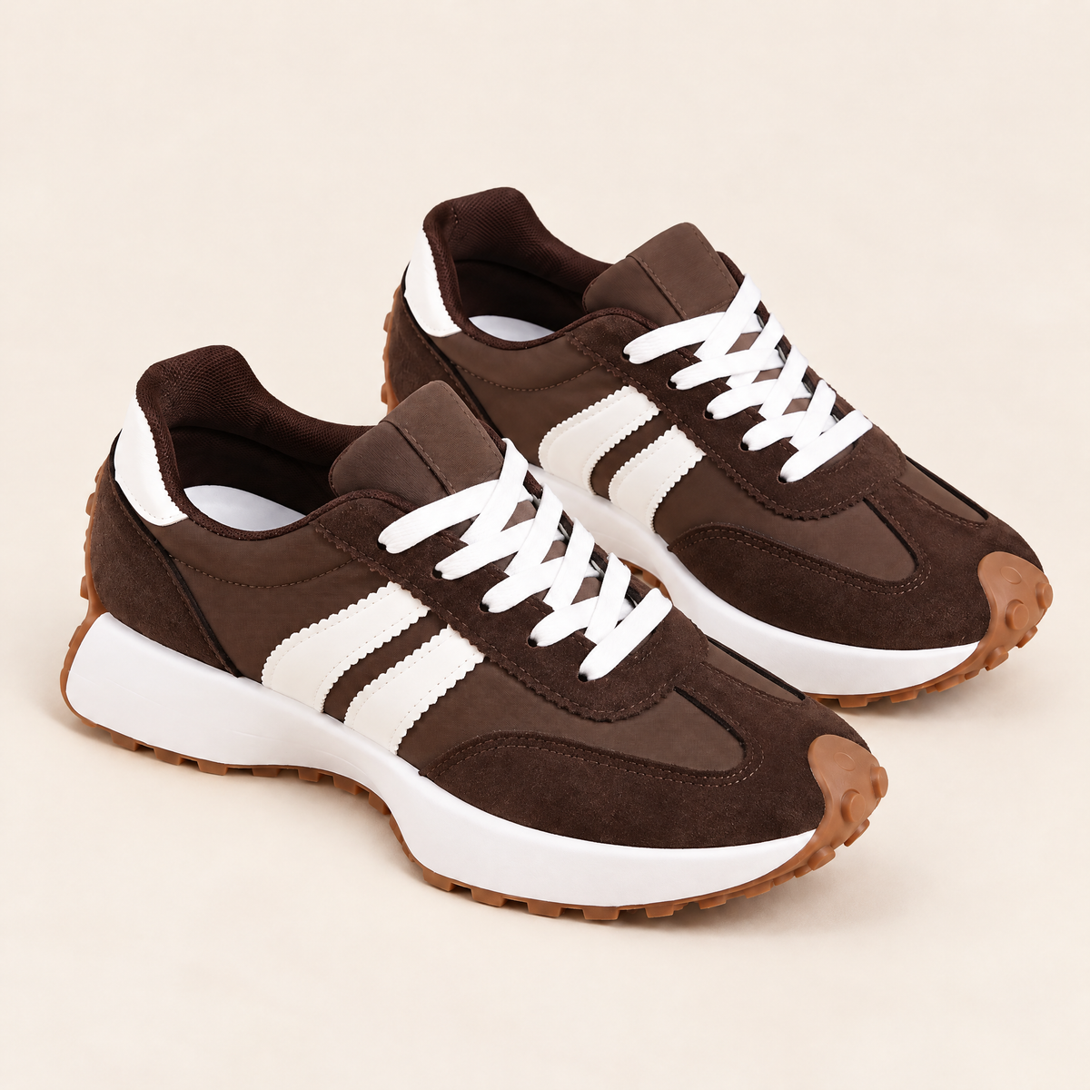 Marron — 01 — Paire trois-quarts carrée sur fond écru