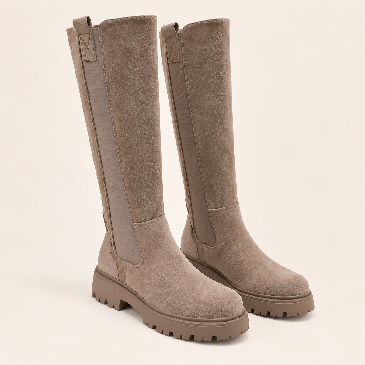Taupe — 01 — Couverture paire trois-quarts sur fond écru