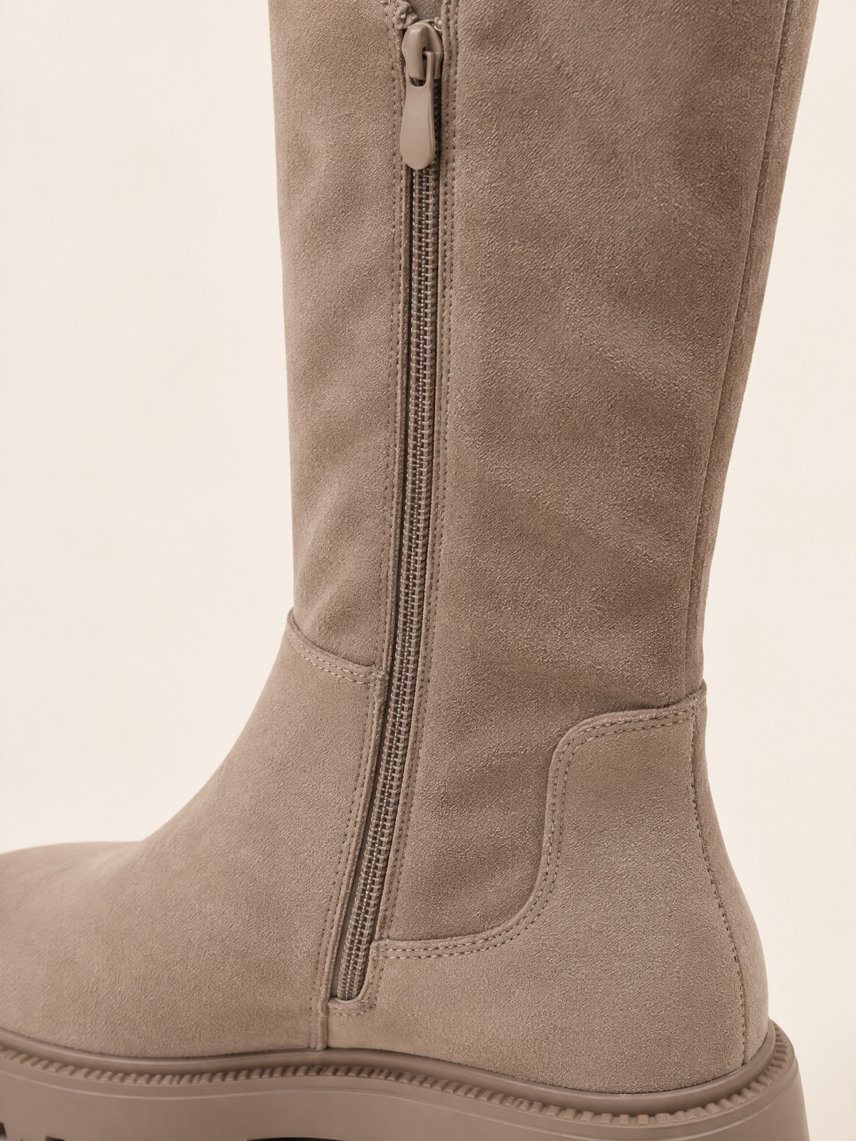 Taupe — 07 — Détail zip latéral et texture Suède